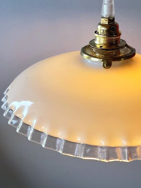 Suspension in pleated opaline