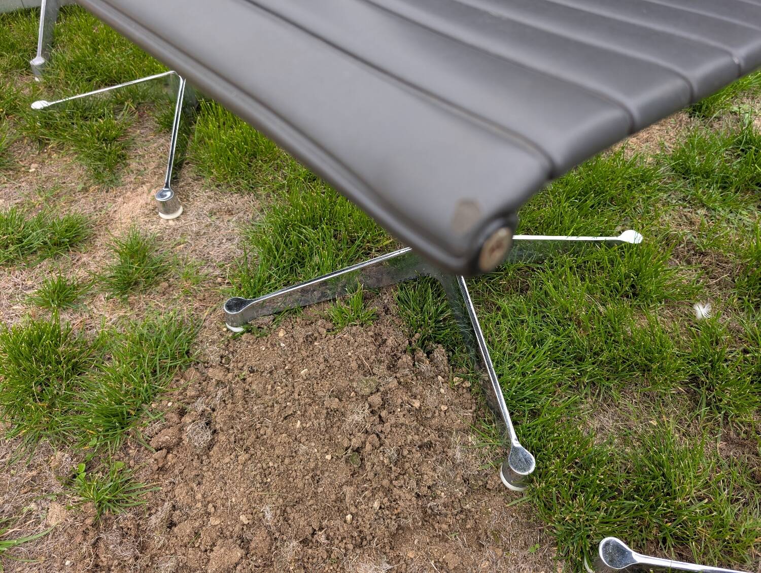 4 Herman Miller chairs designed by Charles Eames