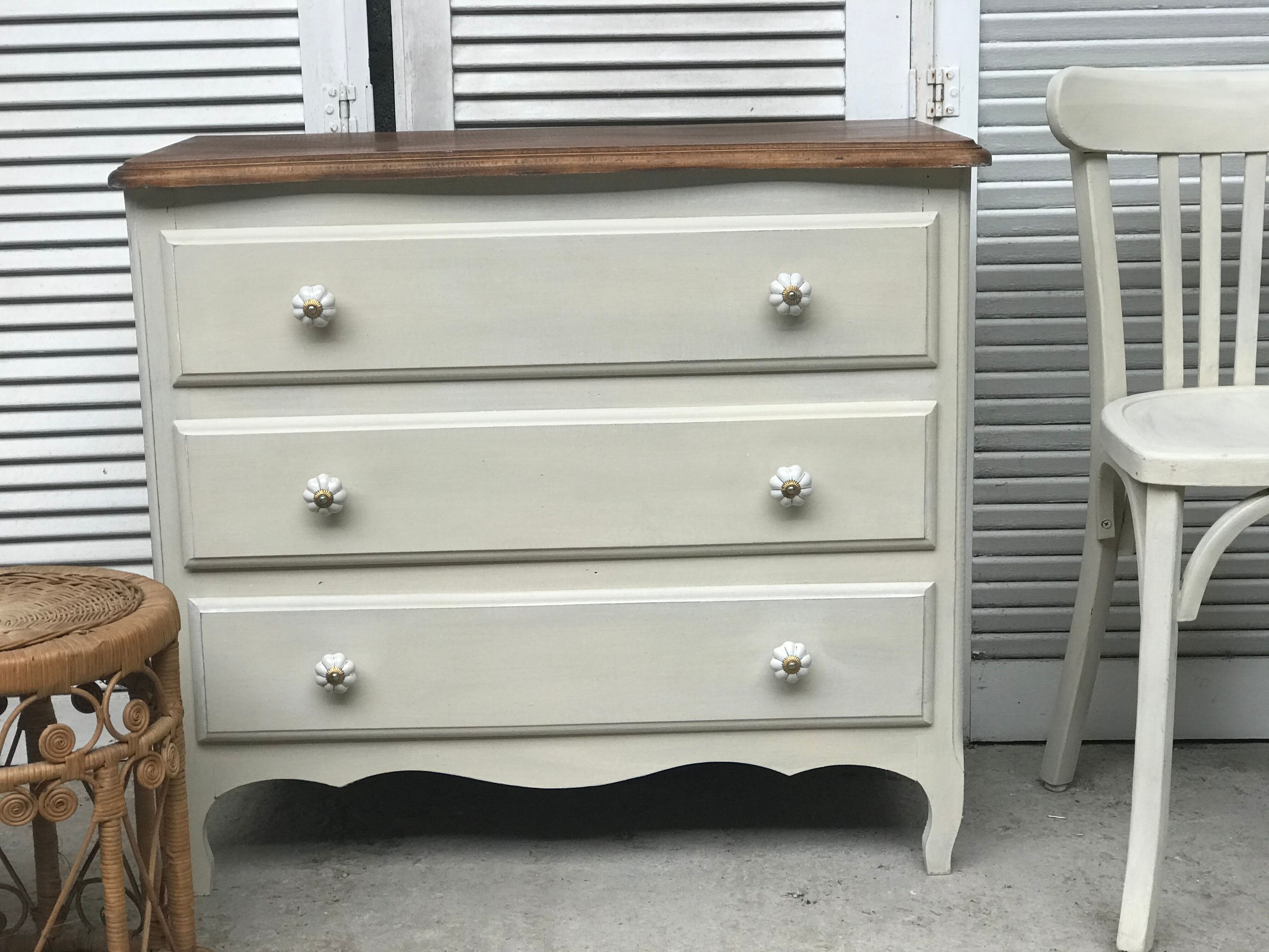Old White chest of drawers