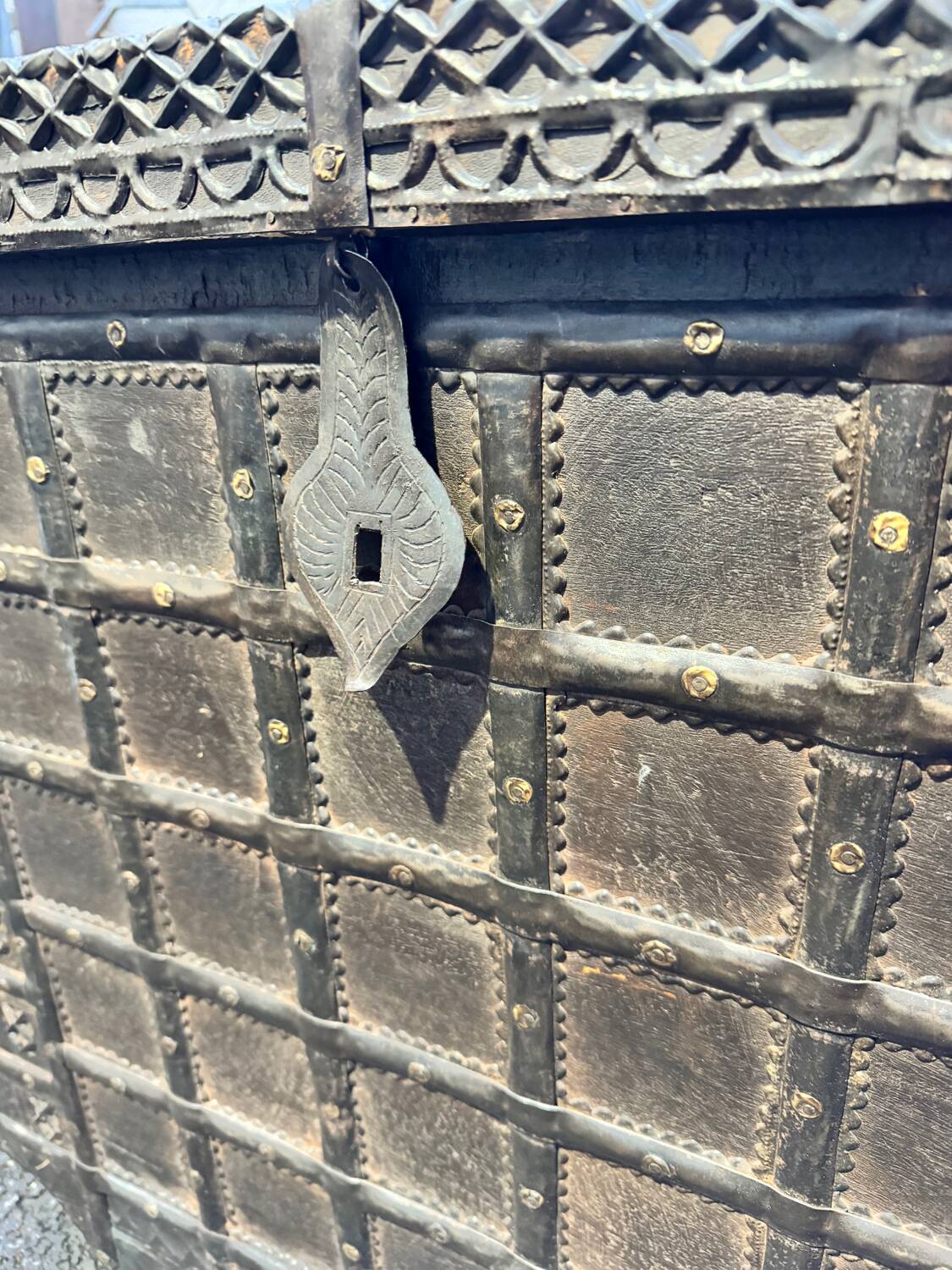 Small Anglo-Indian rolling chest in exotic wood from the 20th century.