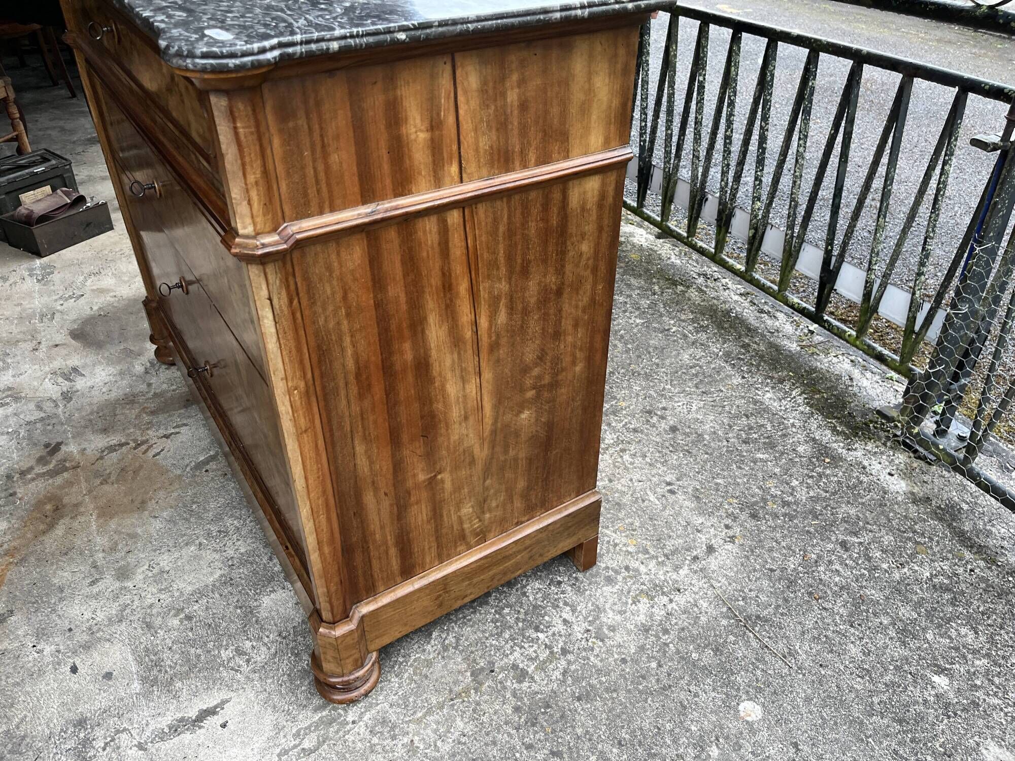 Antique Louis-Philippe elm burl chest of drawers, four drawers