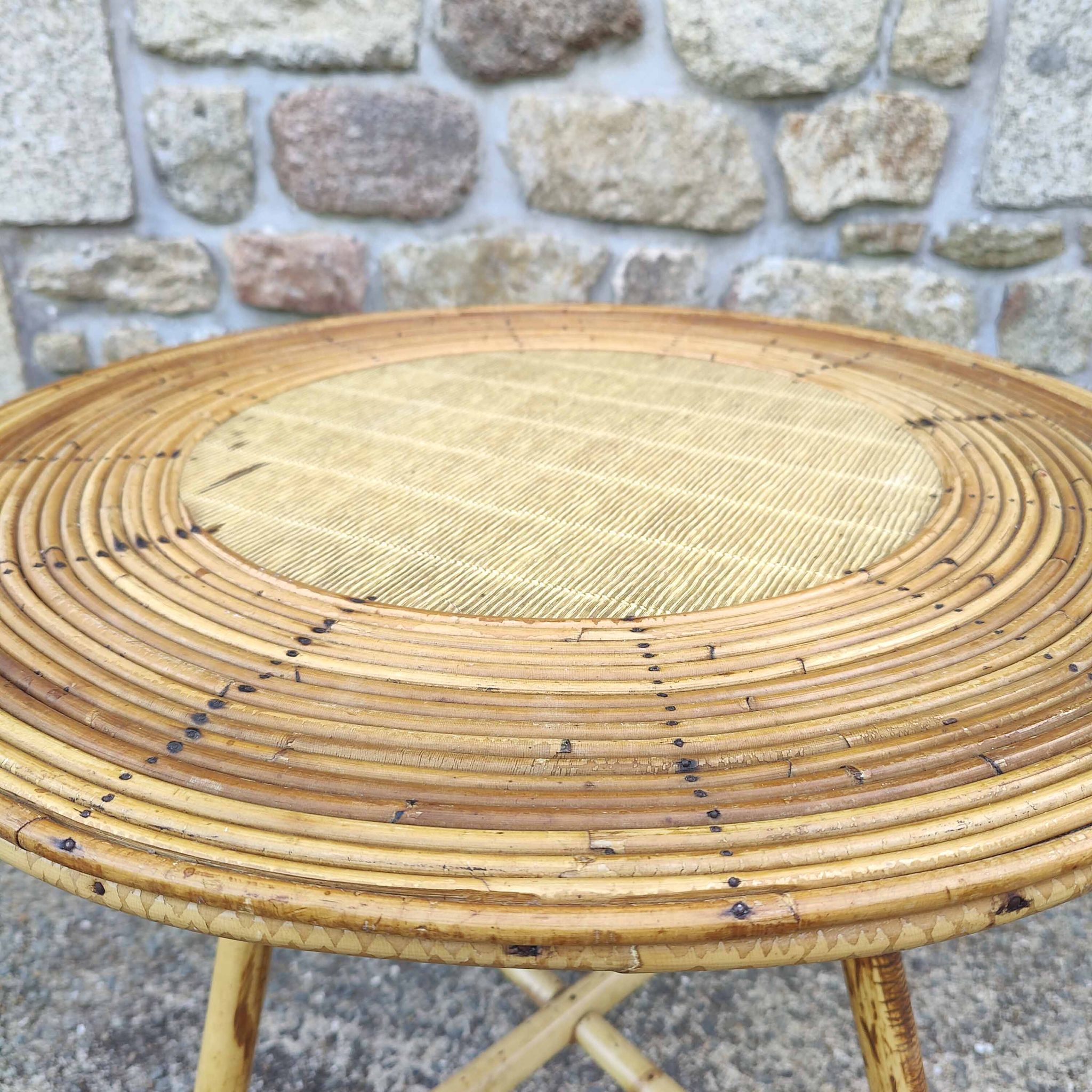 Table basse ronde vintage rotin et vinyle façon paille tressée