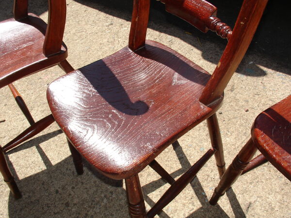 Série de 4 chaises au modèle d'amirauté anglaise du XIX siècle en orme massif