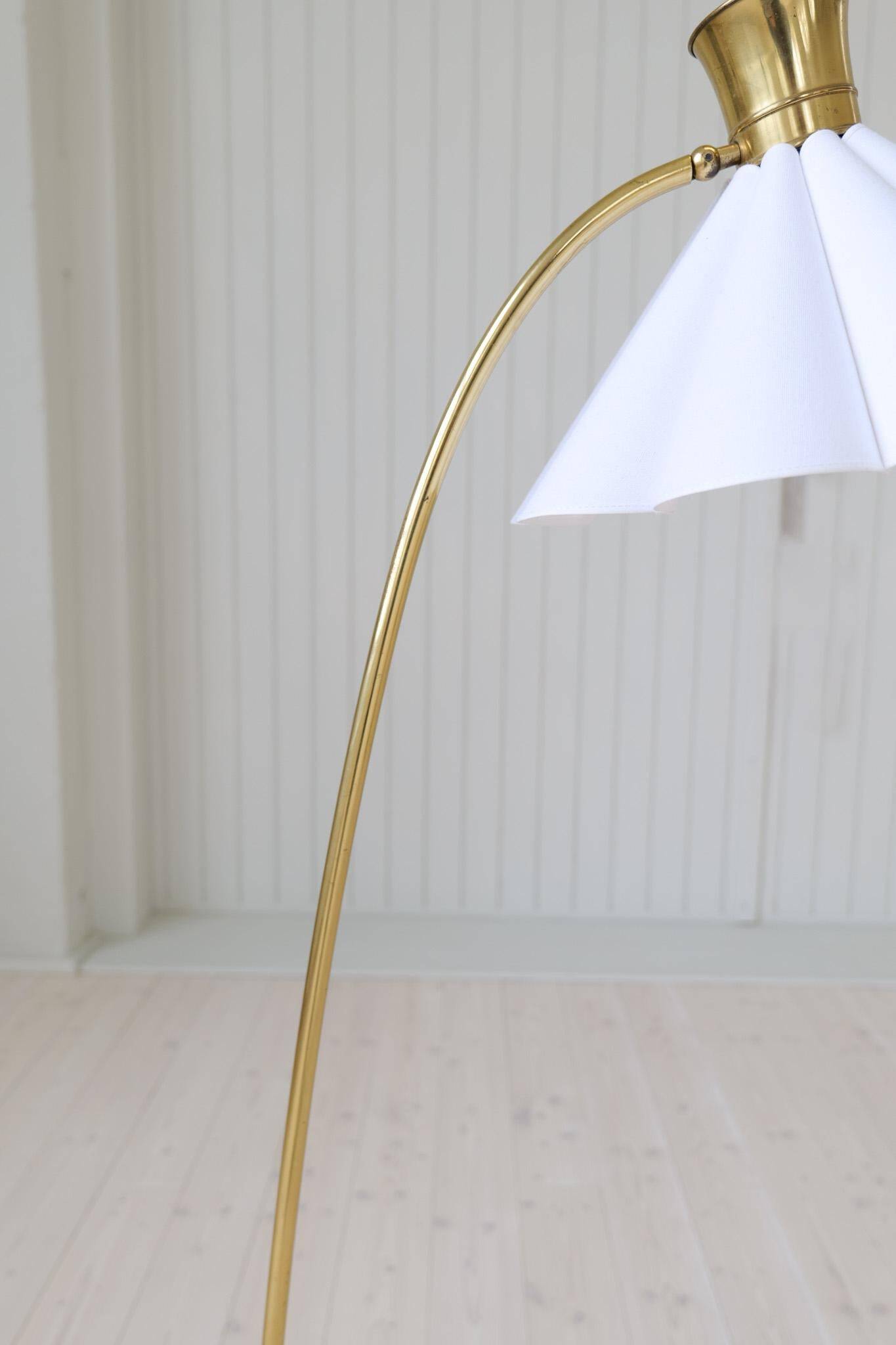 Curved mid-century floor lamp in brass and stone