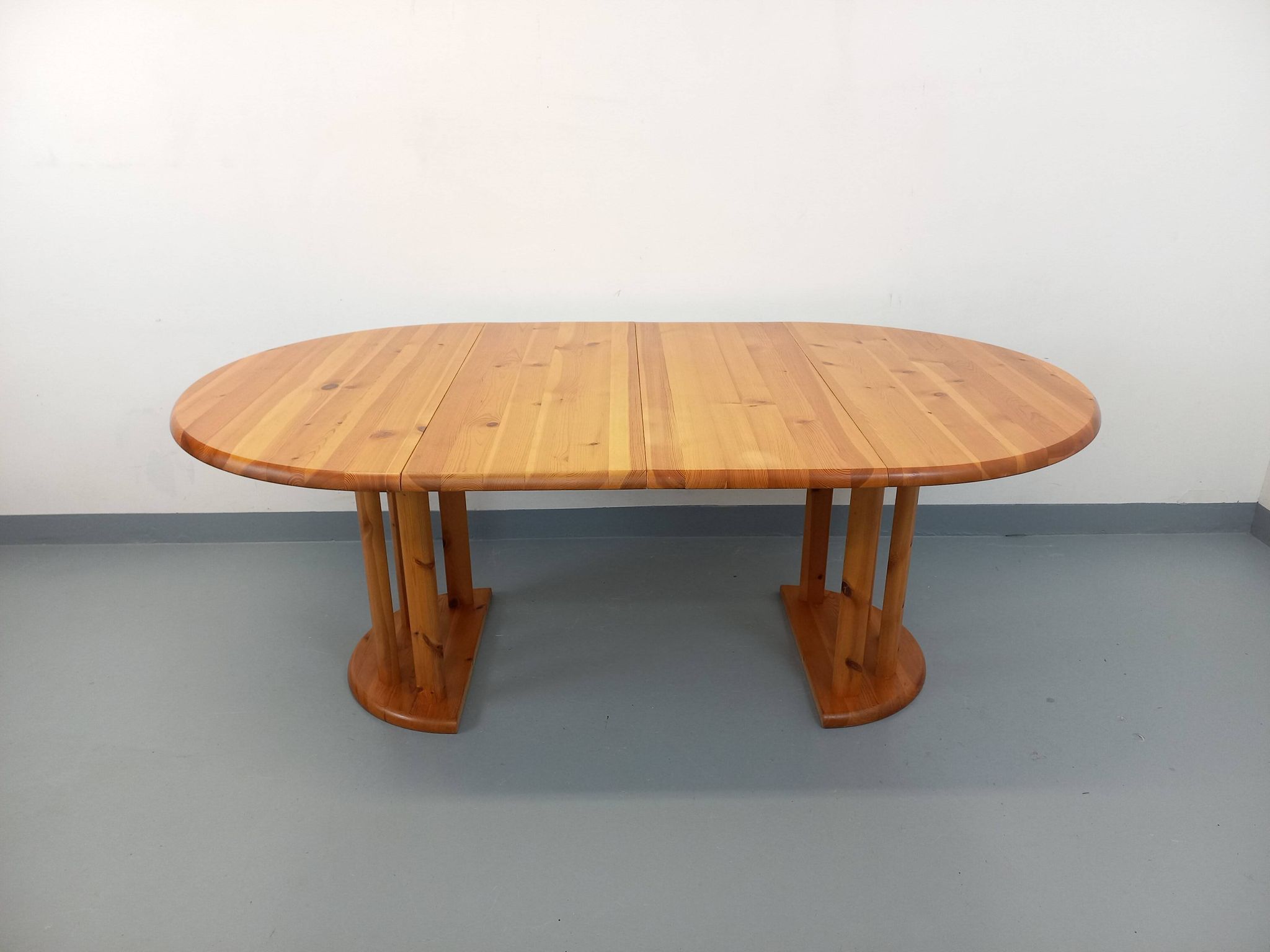 Table à manger ronde scandinave vintage style Rainer Daumiller en pin