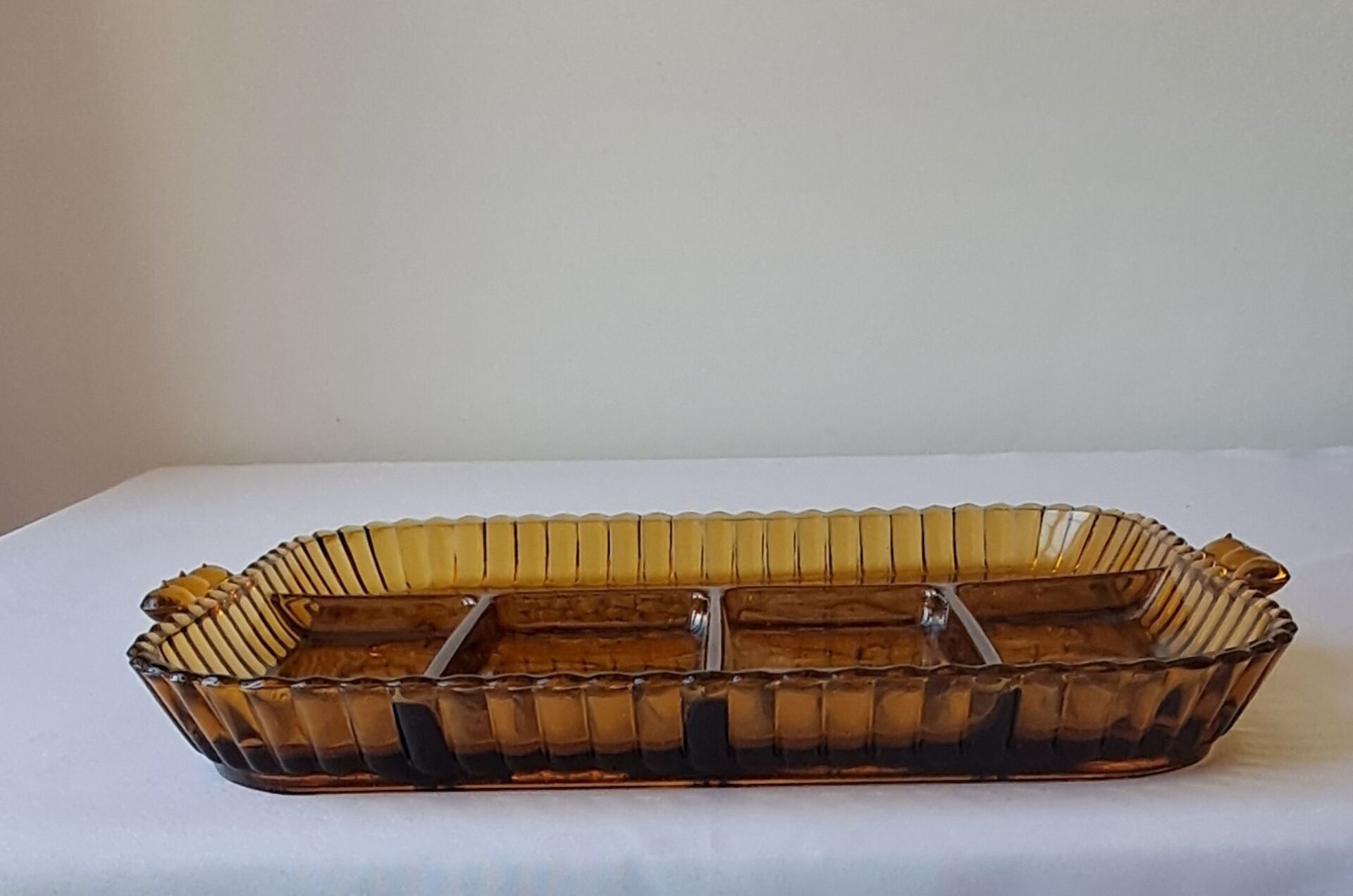 Plateau à compartiments. Verre ambré.  Années 70