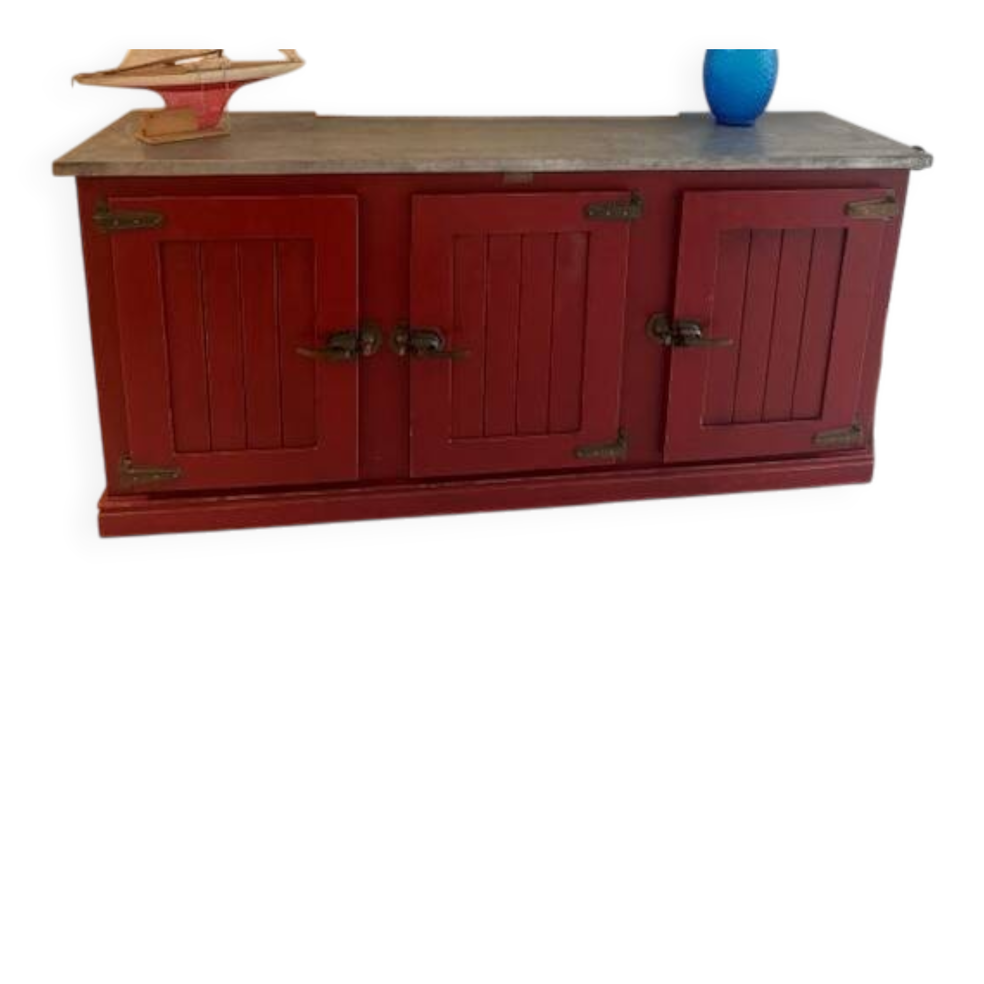 Low red "Guérande" buffet, zinc top, butcher's fridge-style doors