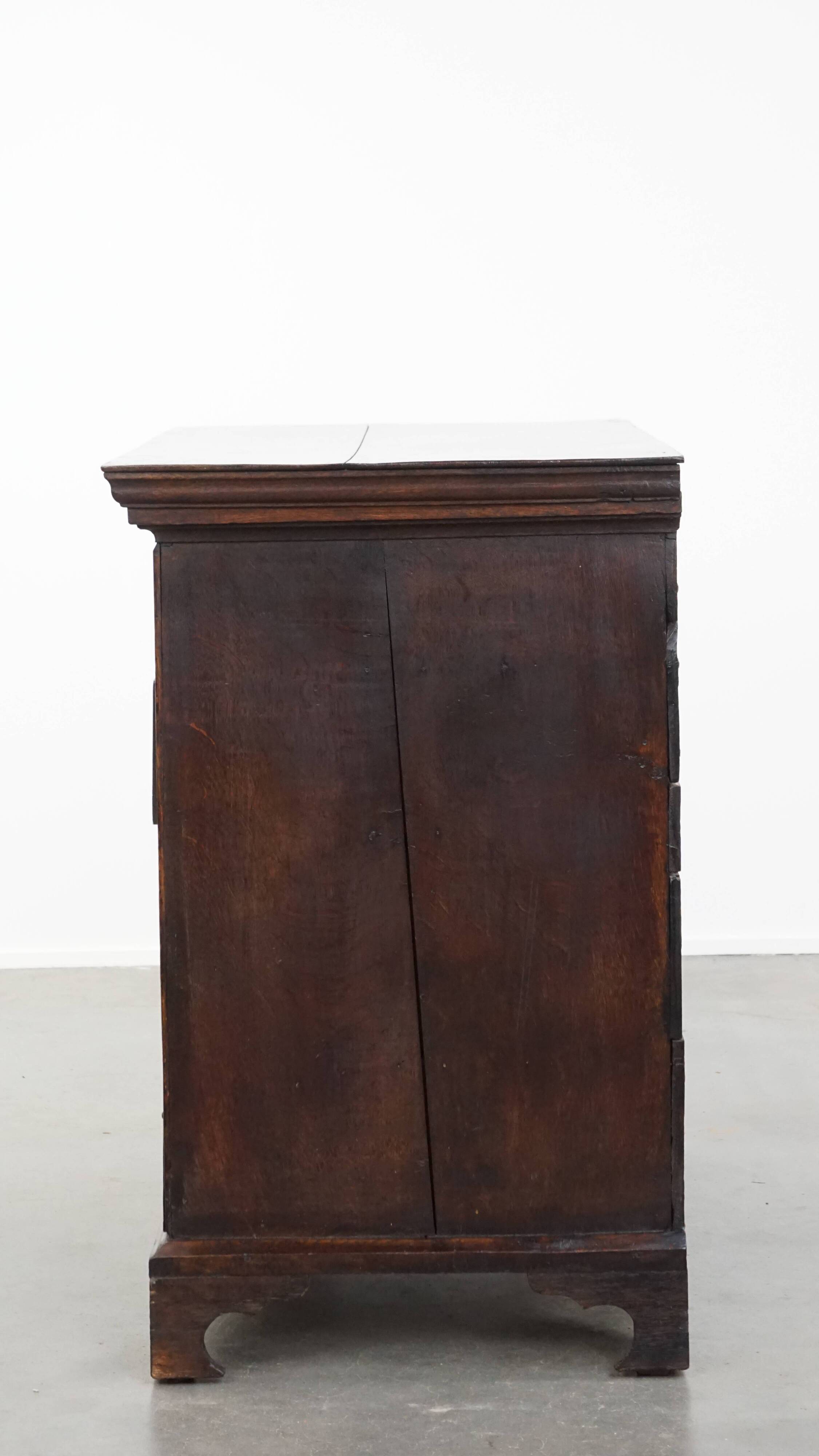 Early 18th century antique English oak chest of drawers with 5 drawers