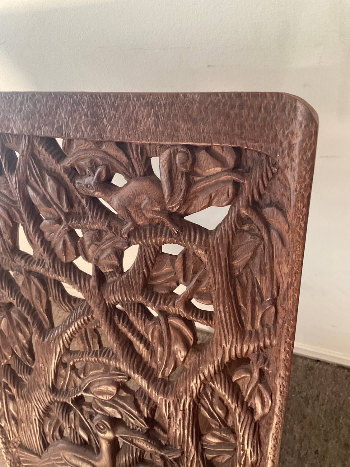 Chaise vintage à palabre en bois sculpté