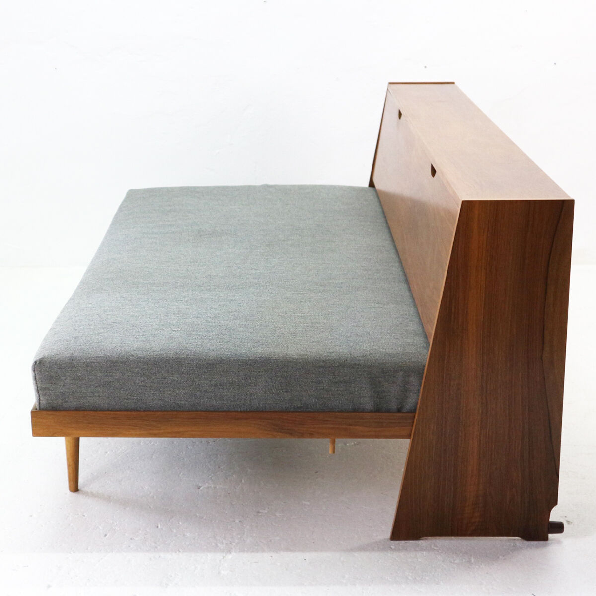 Extendible day bed, walnut with grey cover 1960