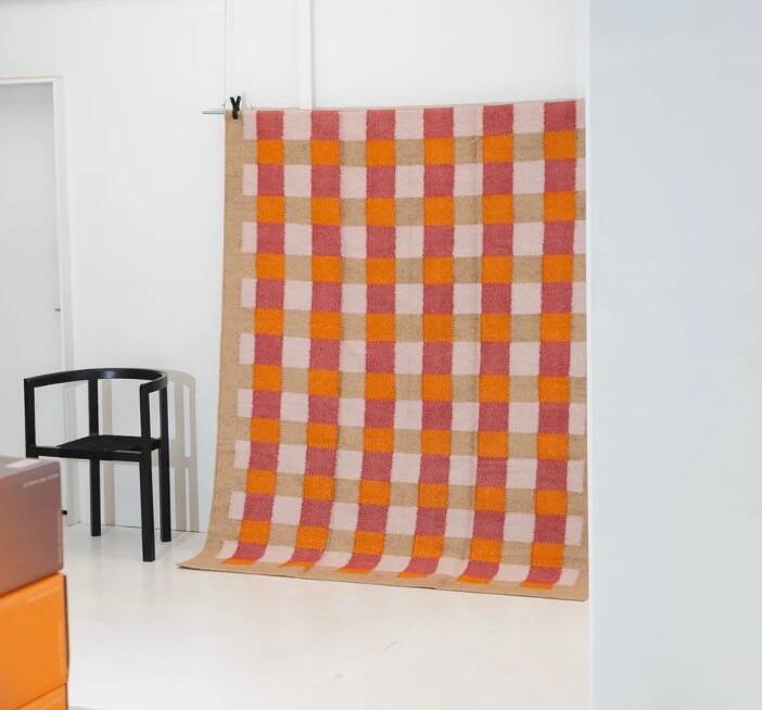 Jute rug with pink and orange patterns Matias Moellenbach