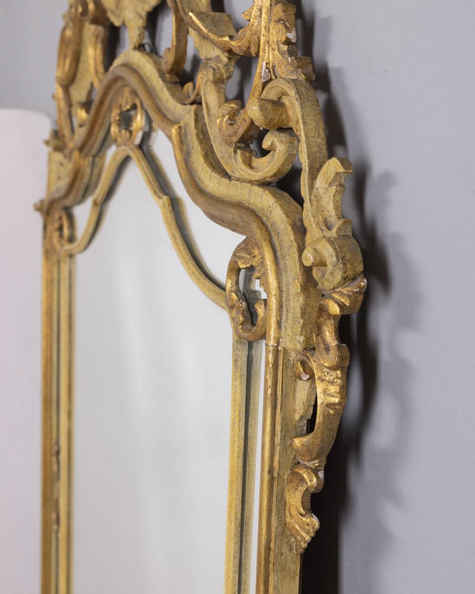 MIROIR MURAL DU DÉBUT DU XXE SIÈCLE EN BOIS DORÉ DE STYLE BAROQUE