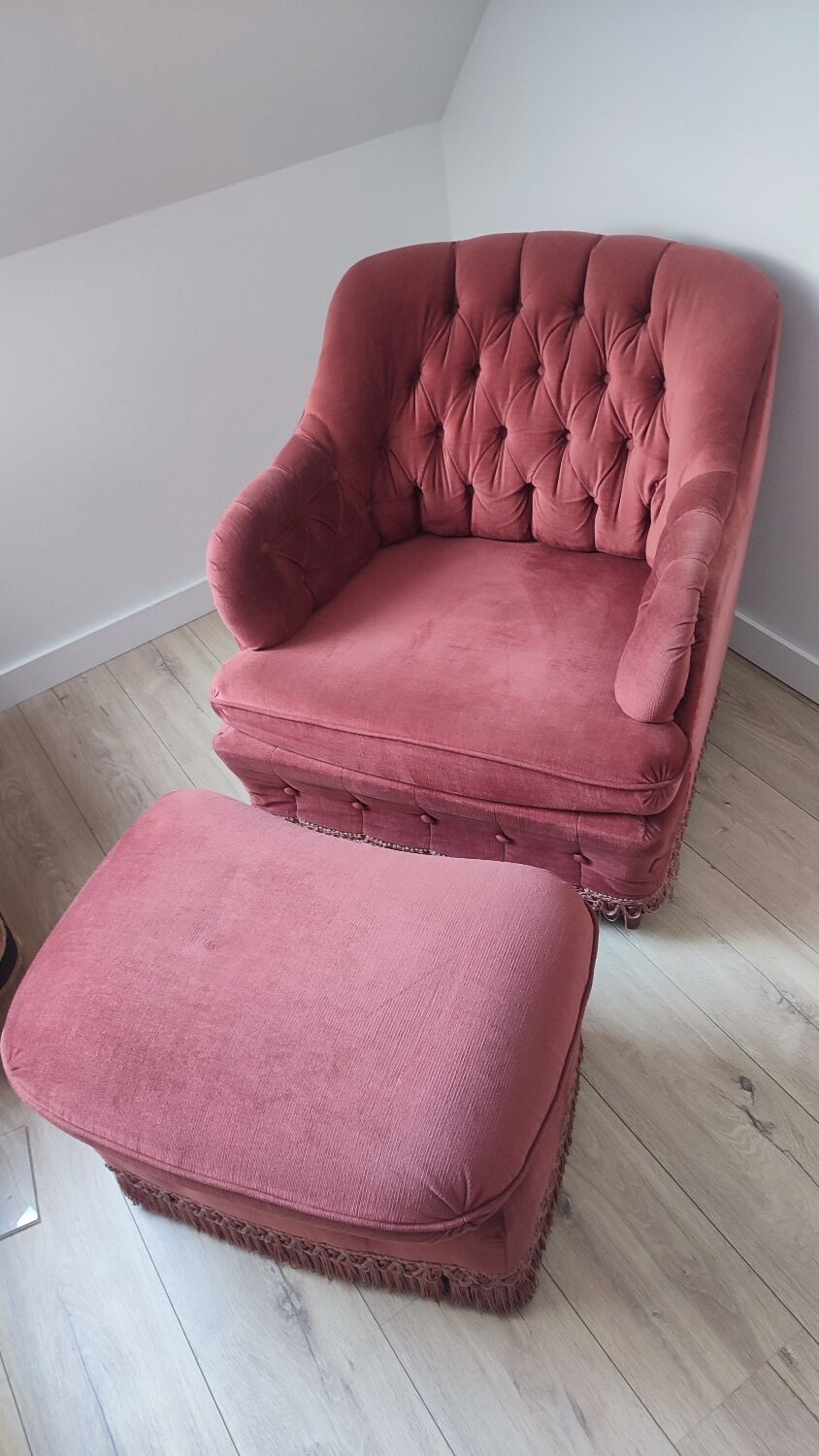 Fauteuil velours vieux rose et son repose pied