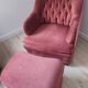 Fauteuil velours vieux rose et son repose pied