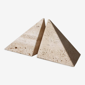 Serre-livres en travertin en forme de pyramide