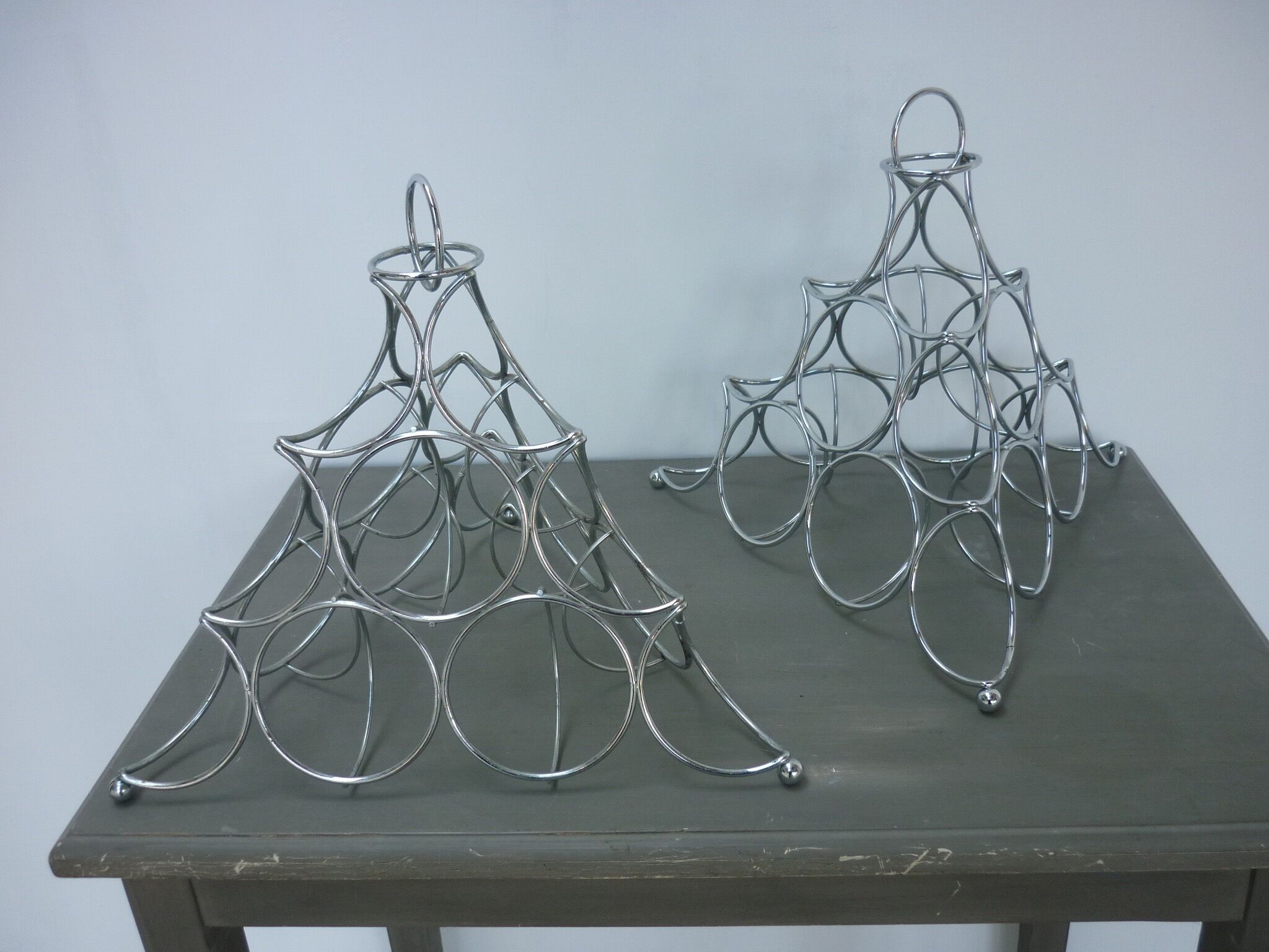 Fruit cut basket made of metal wire, ball feet