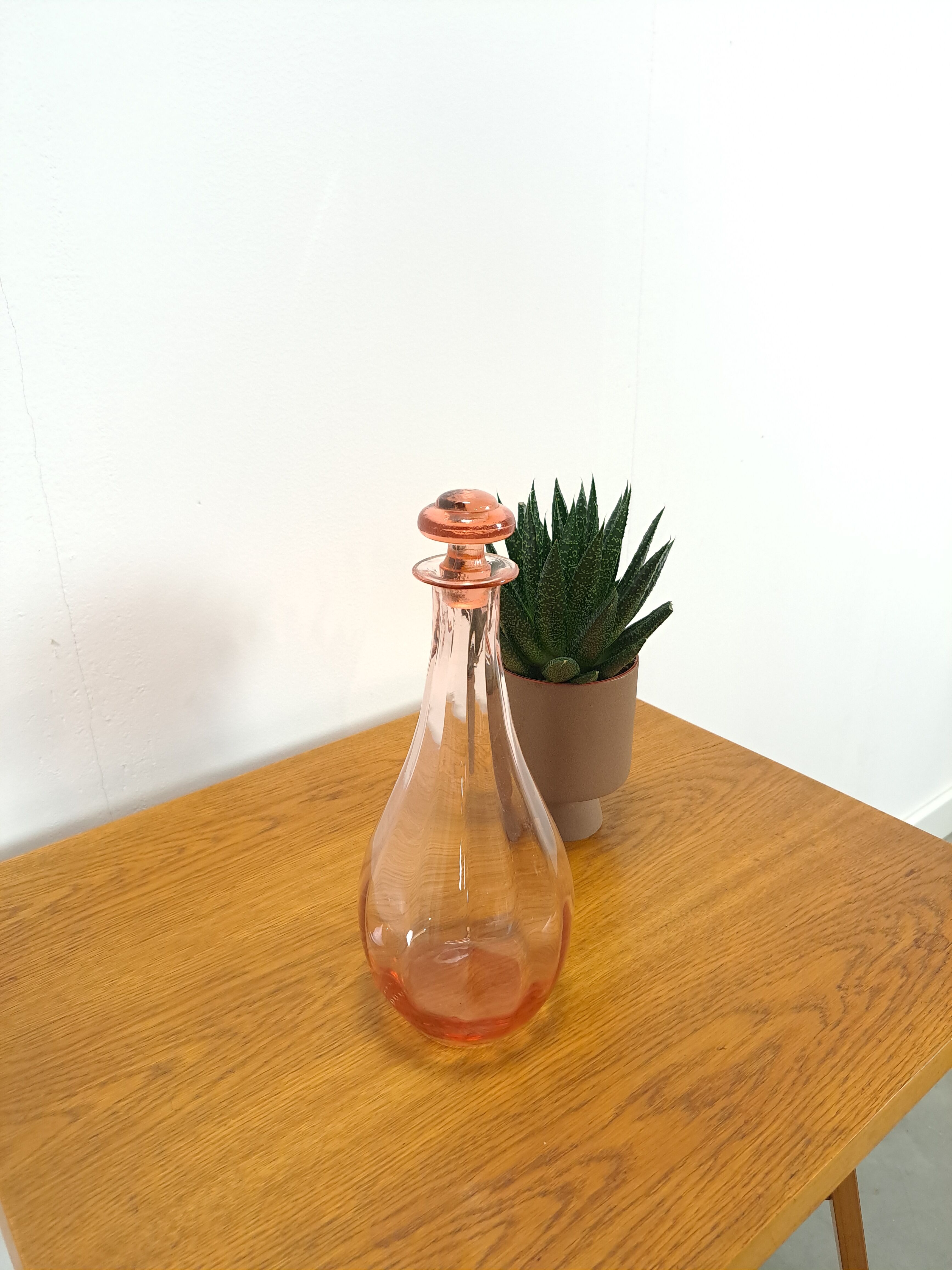 Carafe en verre rose vintage