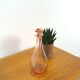 Carafe en verre rose vintage