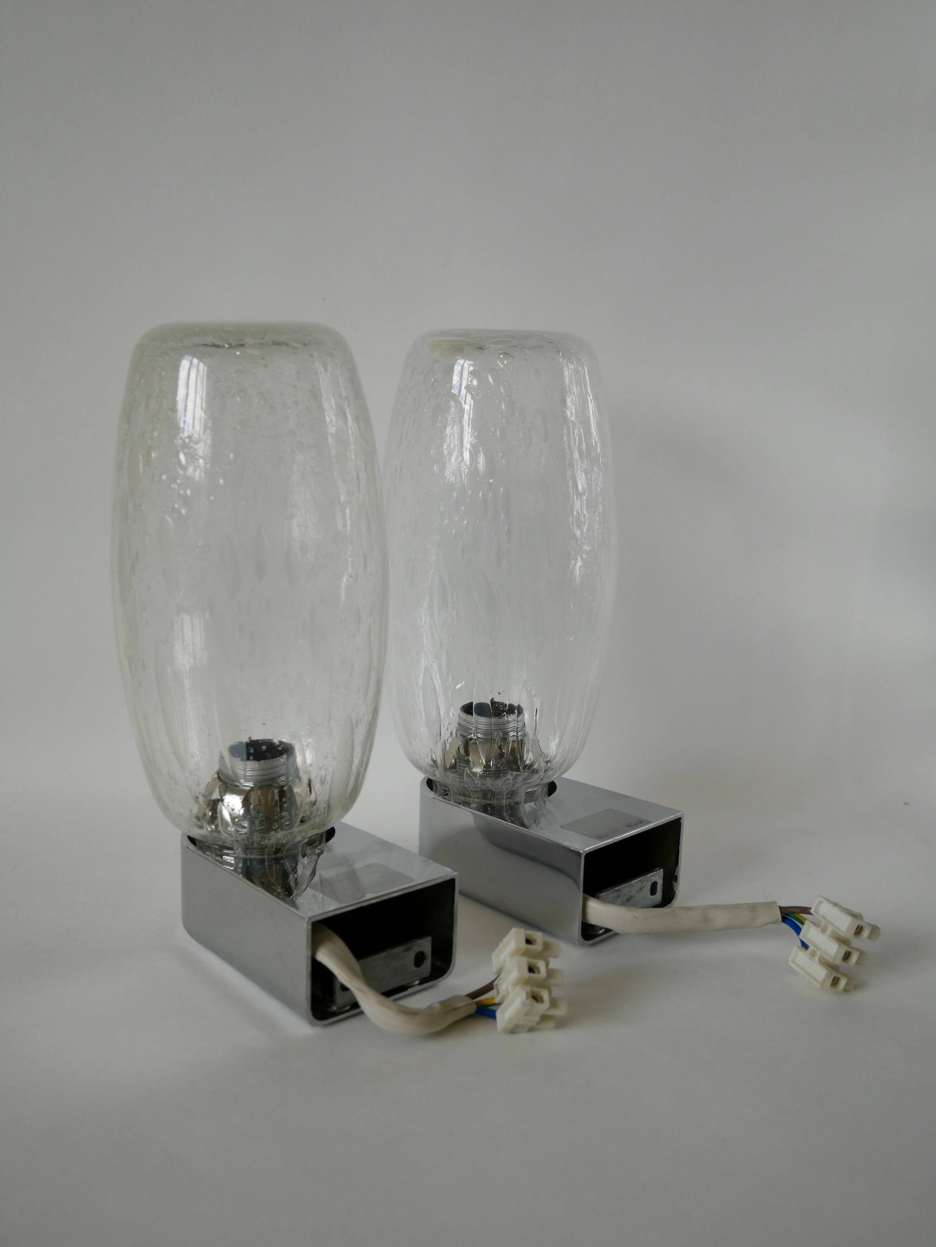 Paire d'appliques murales design en verre soufflé et chrome par inda circa 1960-1970