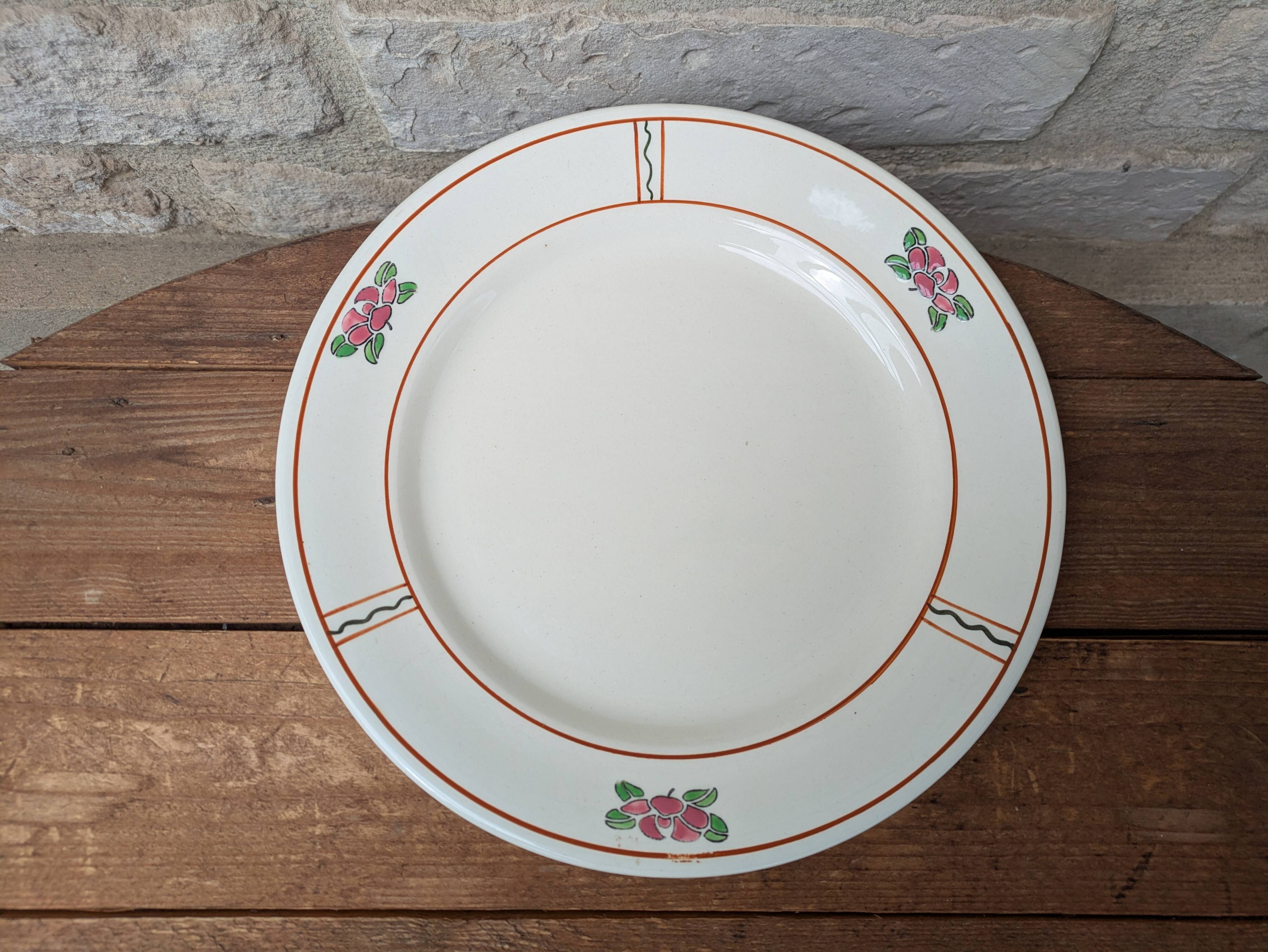 Round service plate in Iron Earth Salins model Nénuphar 29cm