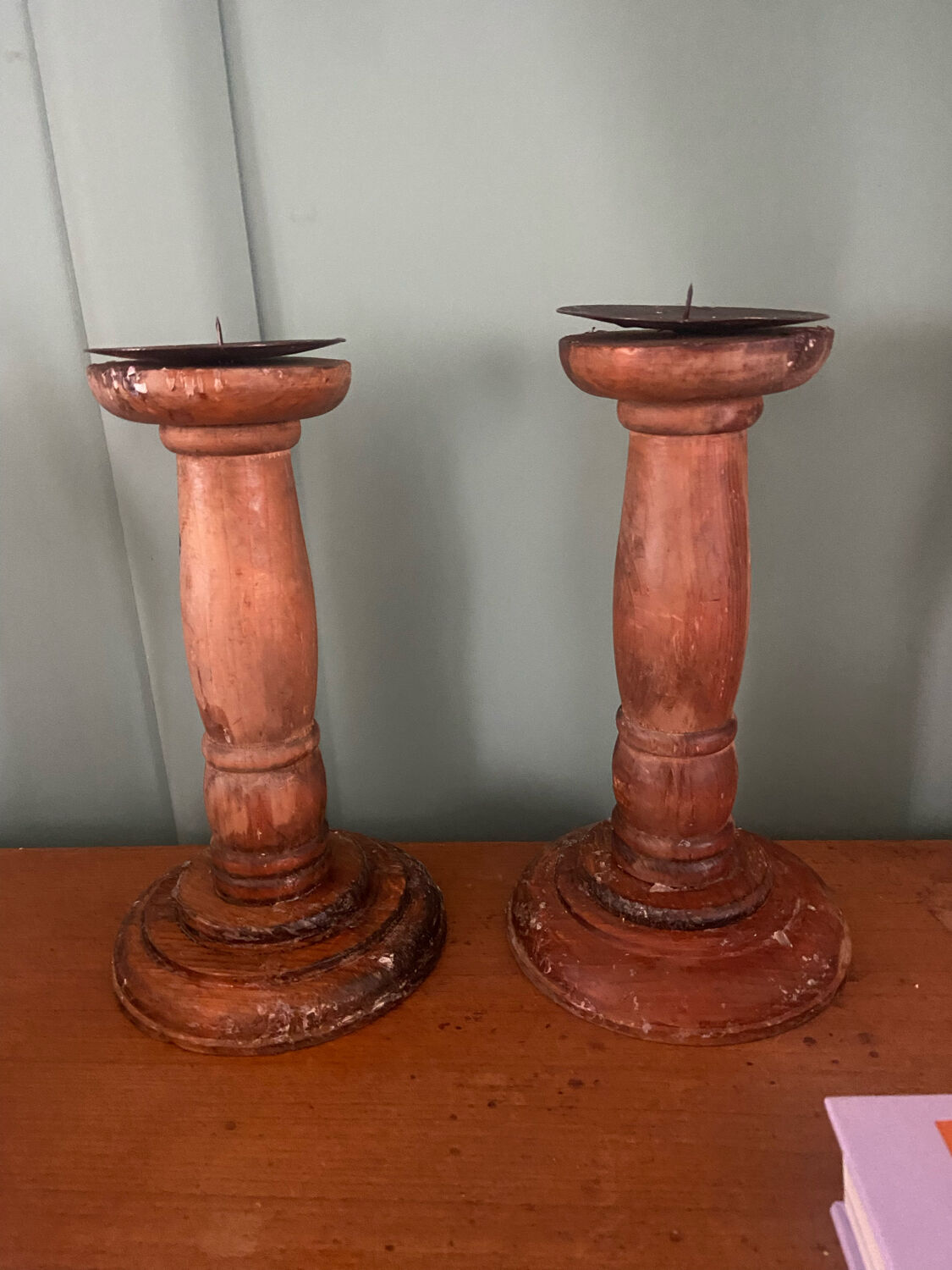 Paire de bougeoirs en bois tourné vintage