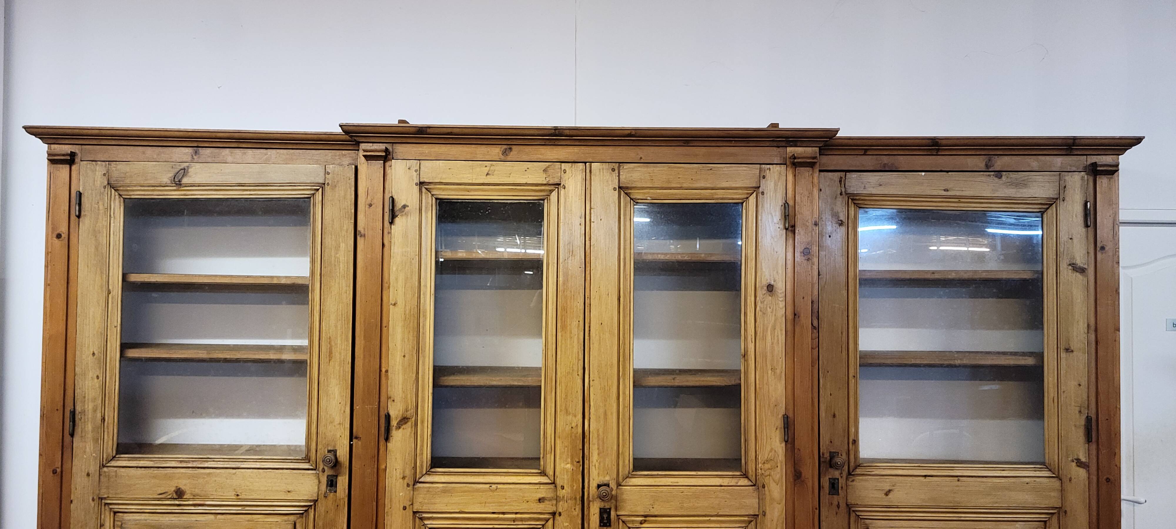 Monumental library of pine wood, from the 19th century.