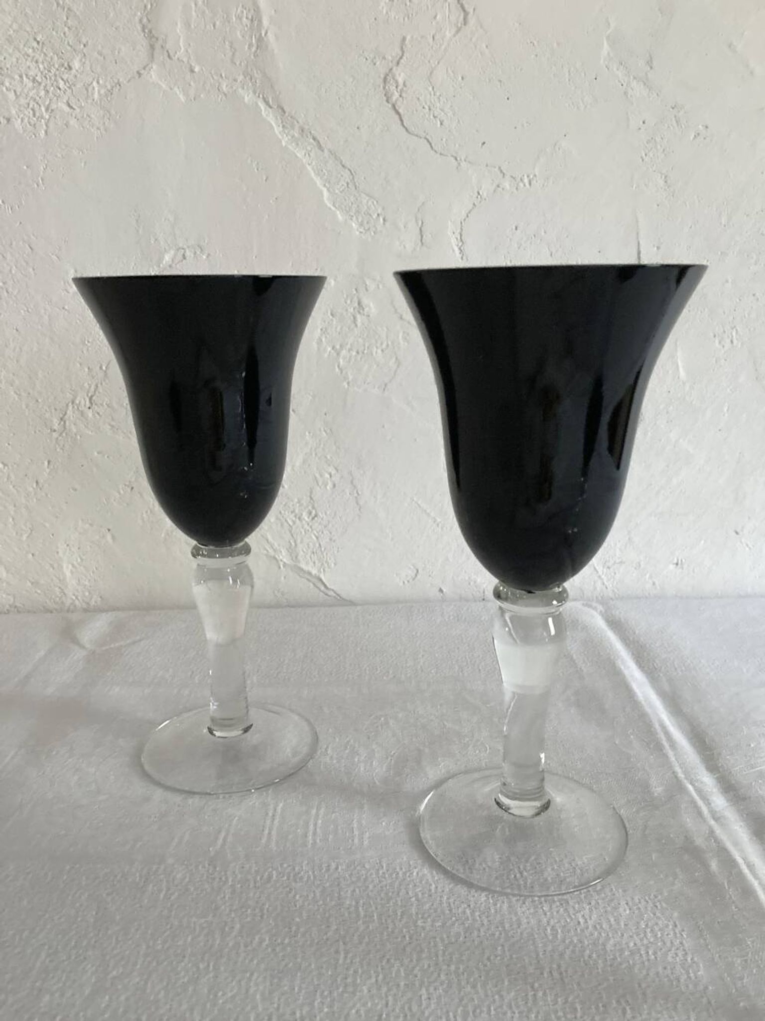 6 stemmed glasses with black glass bowl