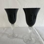 6 stemmed glasses with black glass bowl
