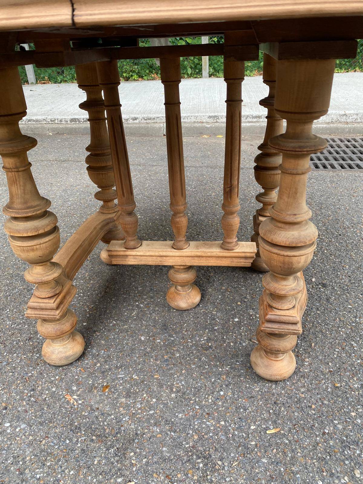 Table à manger Henri II en chêne massif décapée du XIXème