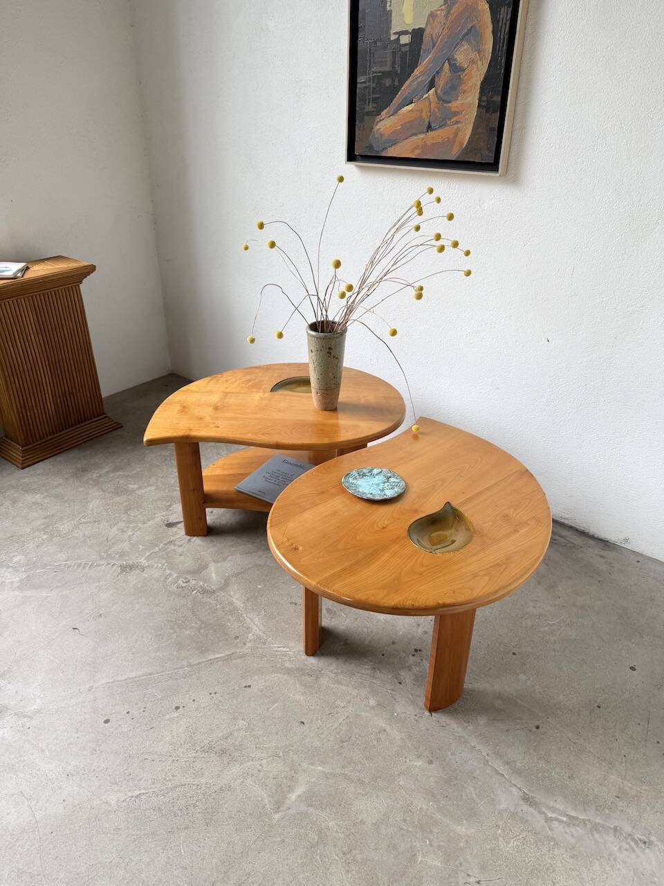 Tables basses en orme formant une goutte