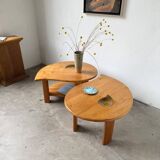 Tables basses en orme formant une goutte