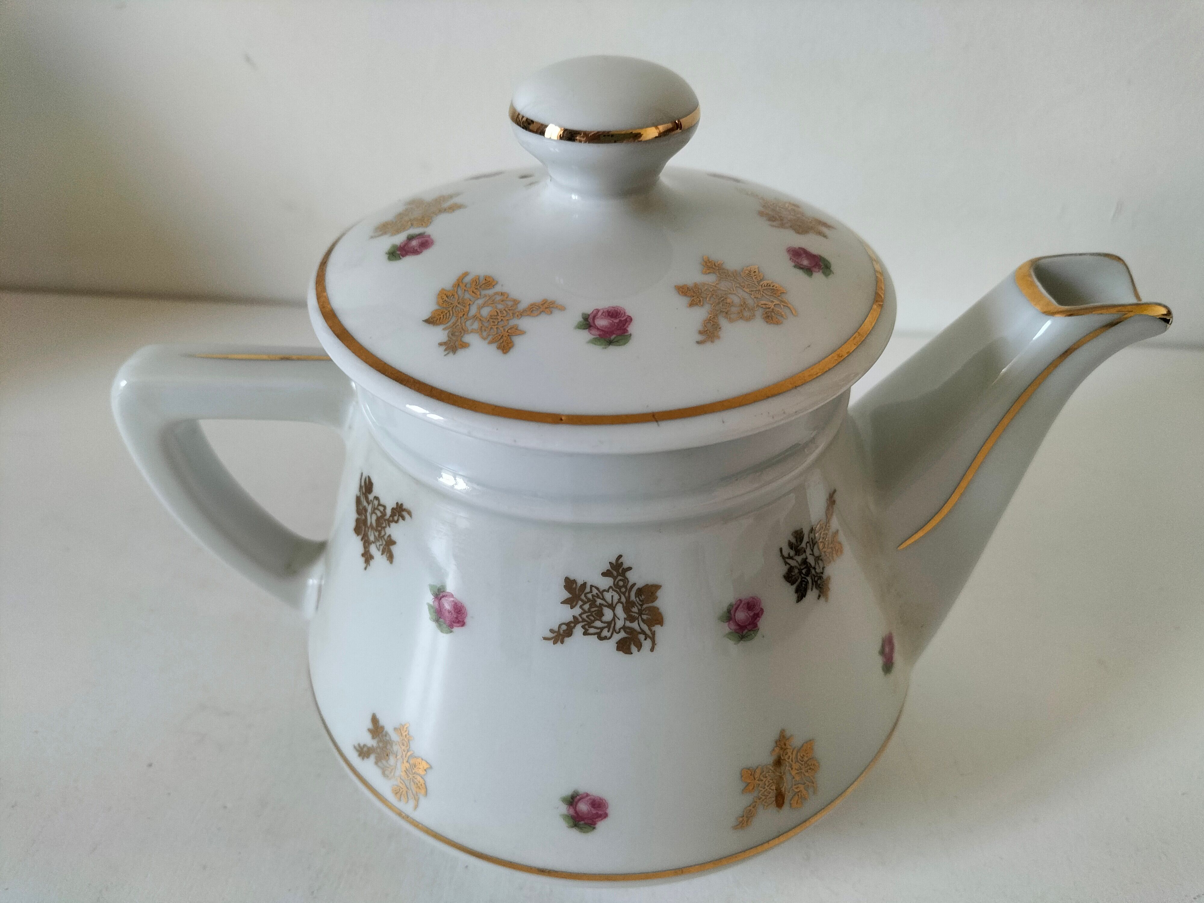 Porcelain teapot Louis Lourioux, decorated with roses and pyroluxe gilding.