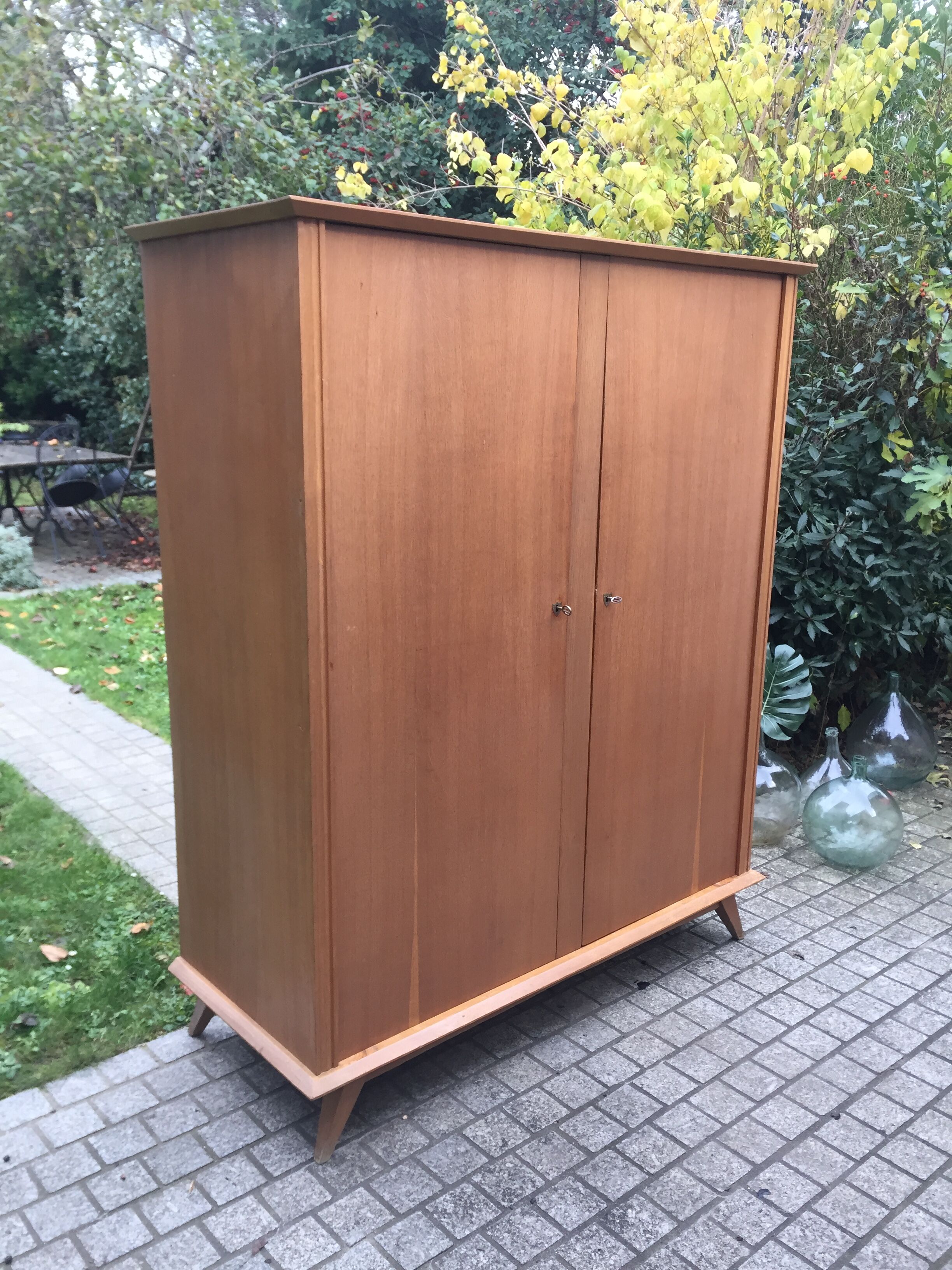 Armoire vintage 1950 pieds compas