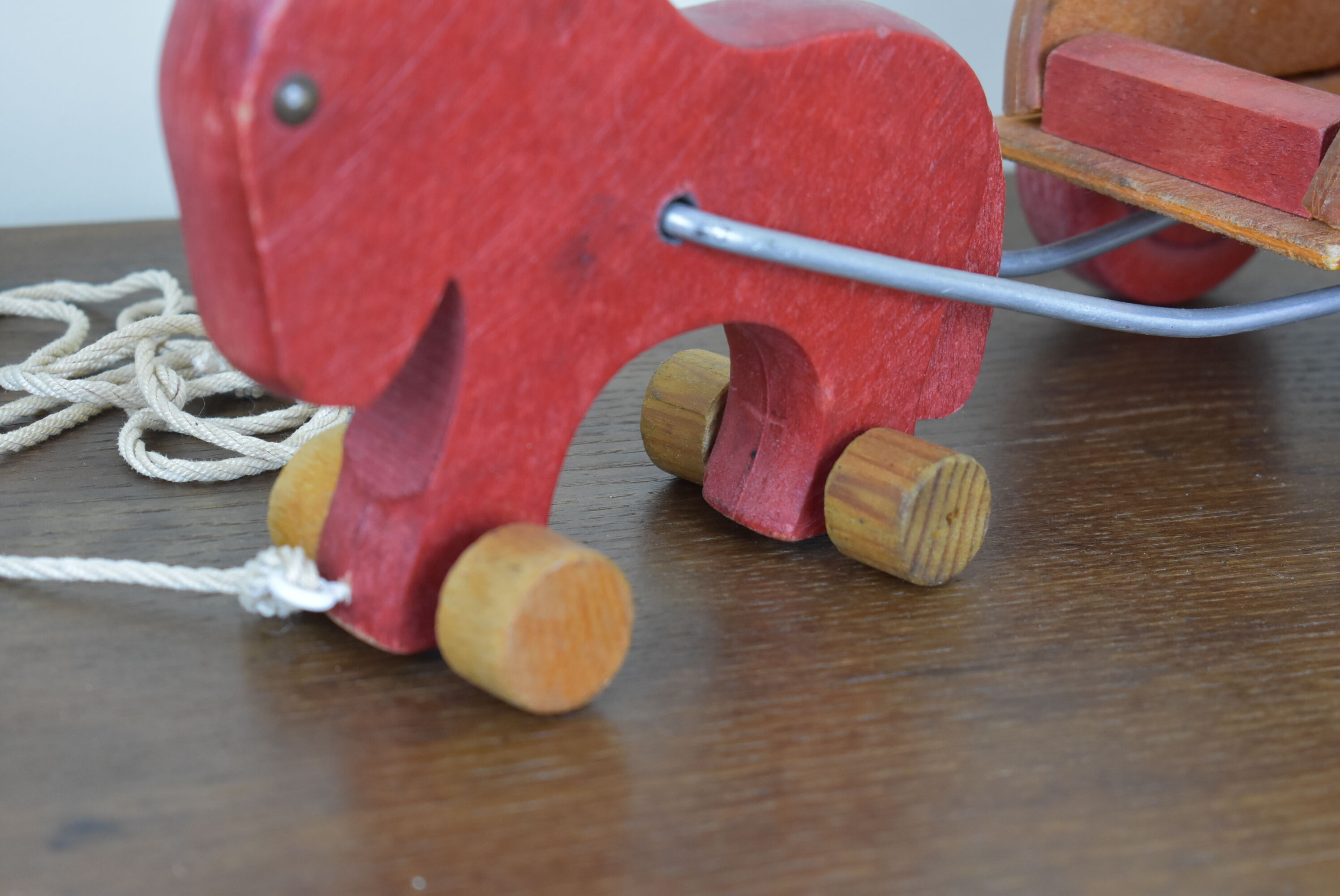 Dejou wood toy, horse and trailer