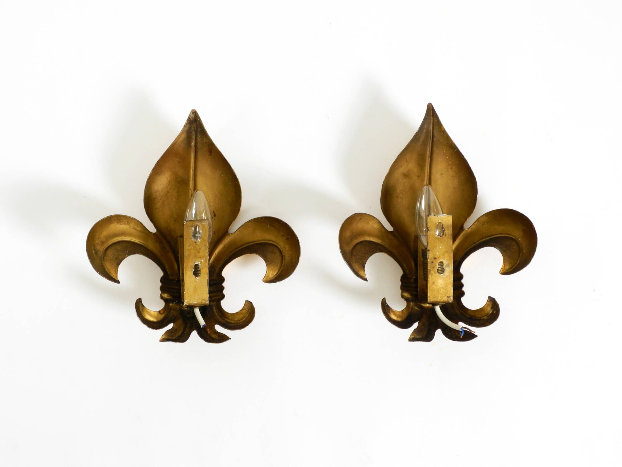 Une paire de grandes appliques murales en métal doré Fleur-de-Lis des années 1970 par Hans Kögl.