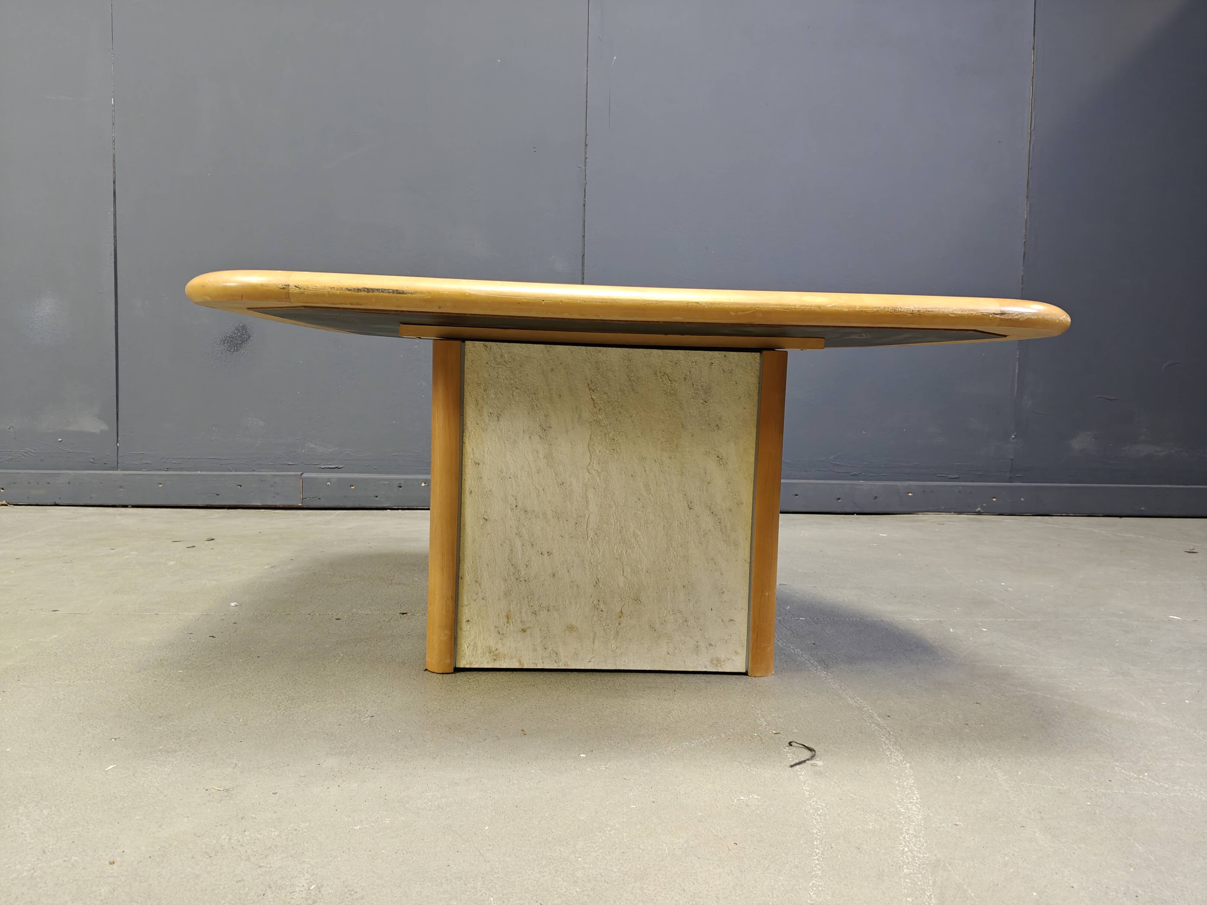 Table basse triangulaire attribuée à Paul Kingma, années 1980