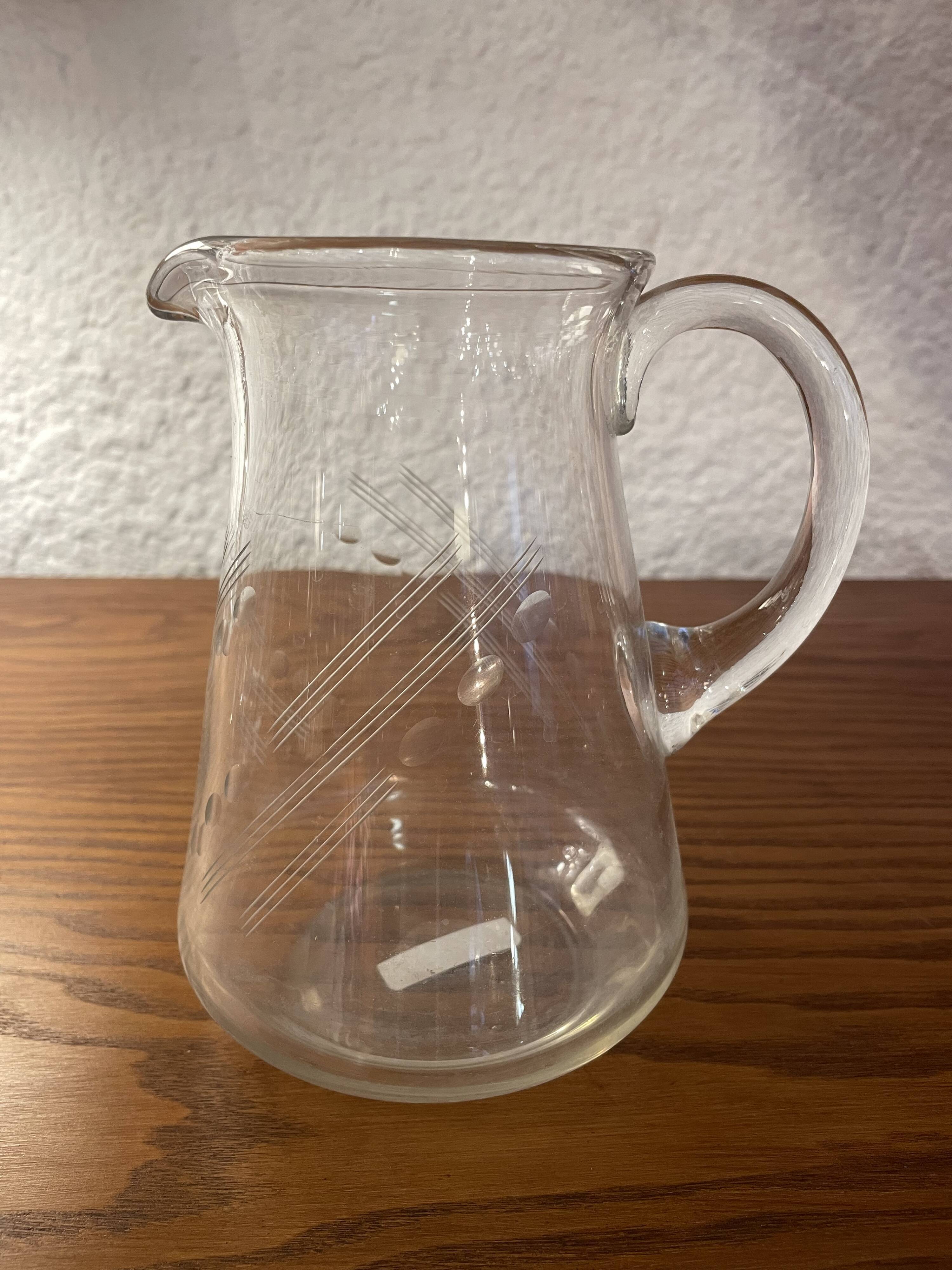 Pichet en verre ciselé années 50