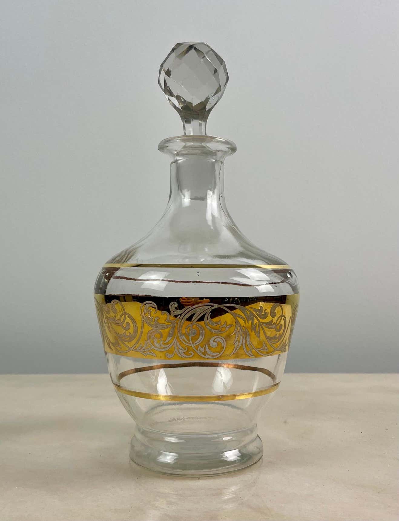 Produits Charming glass carafe with golden decoration