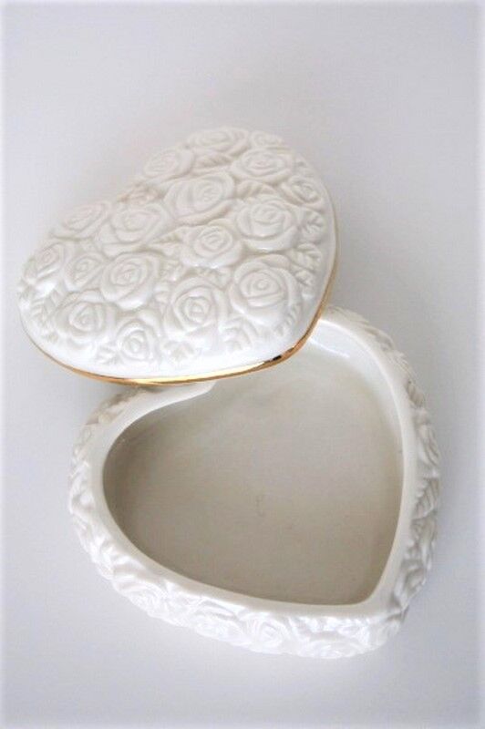 Porcelain heart box