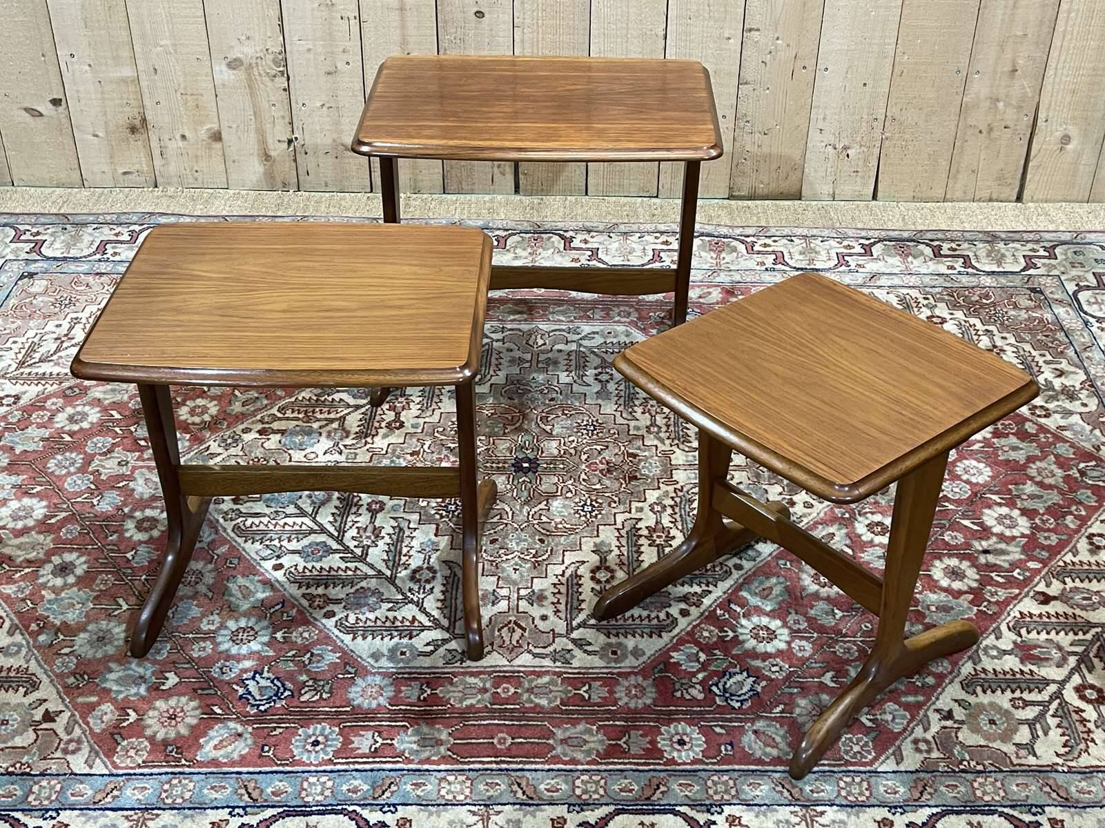 Suite de 3 tables gigognes en teck des années 70