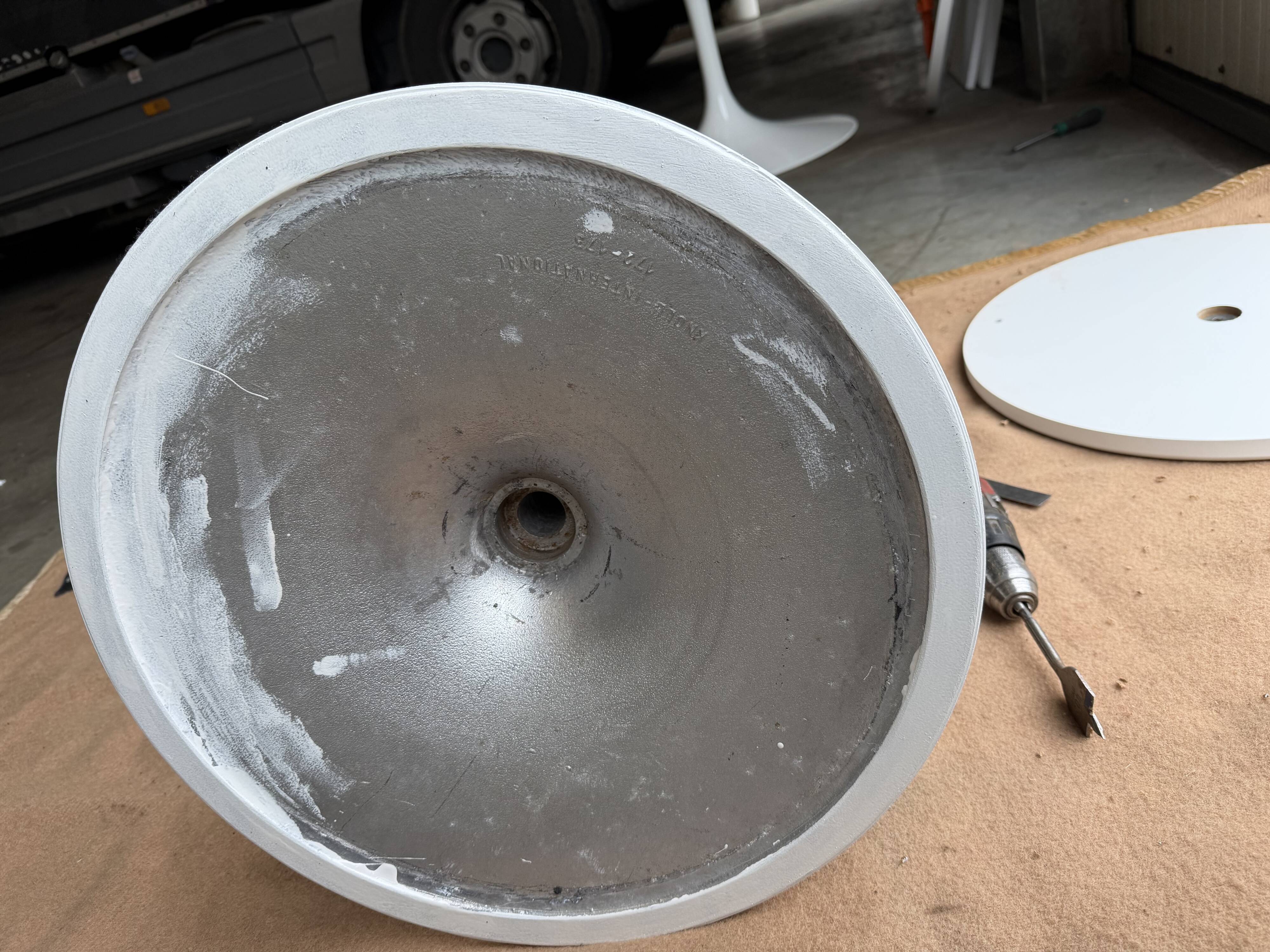 Original Knoll Tulip dining table in Carrara marble (120cm)