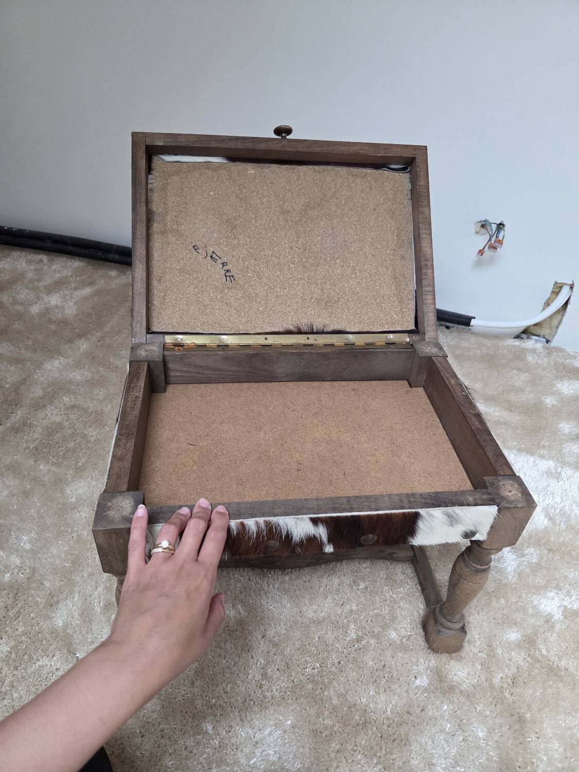 Tabouret coffre vintage en bois et peau de vache