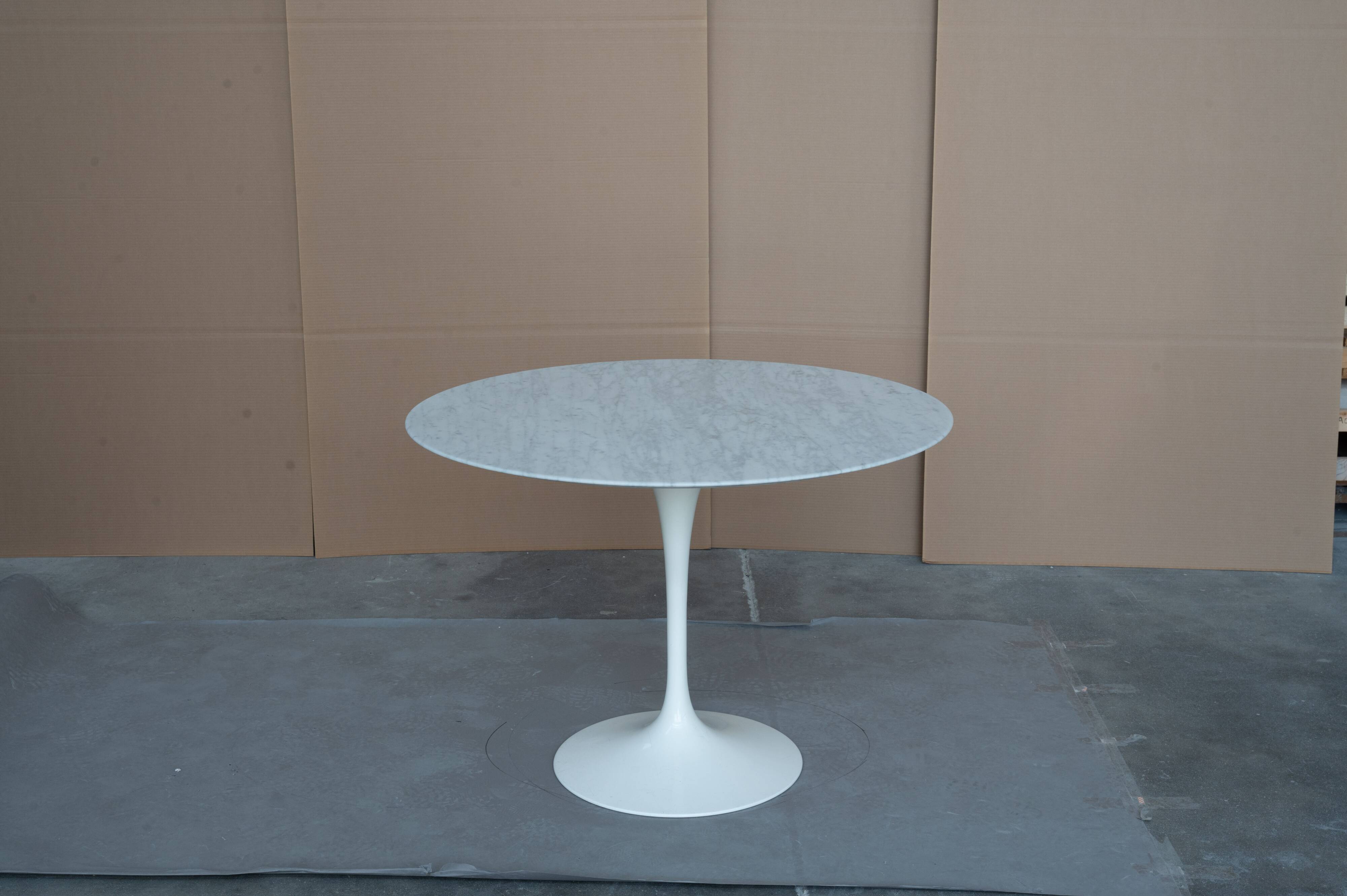 Original Knoll Tulip 107cm round Eero Saarinen Statuarietto matte LIKE NEW!