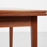 Table à manger danoise du milieu du siècle en teck et chaussettes noires par Niels Otto Møller années 1960