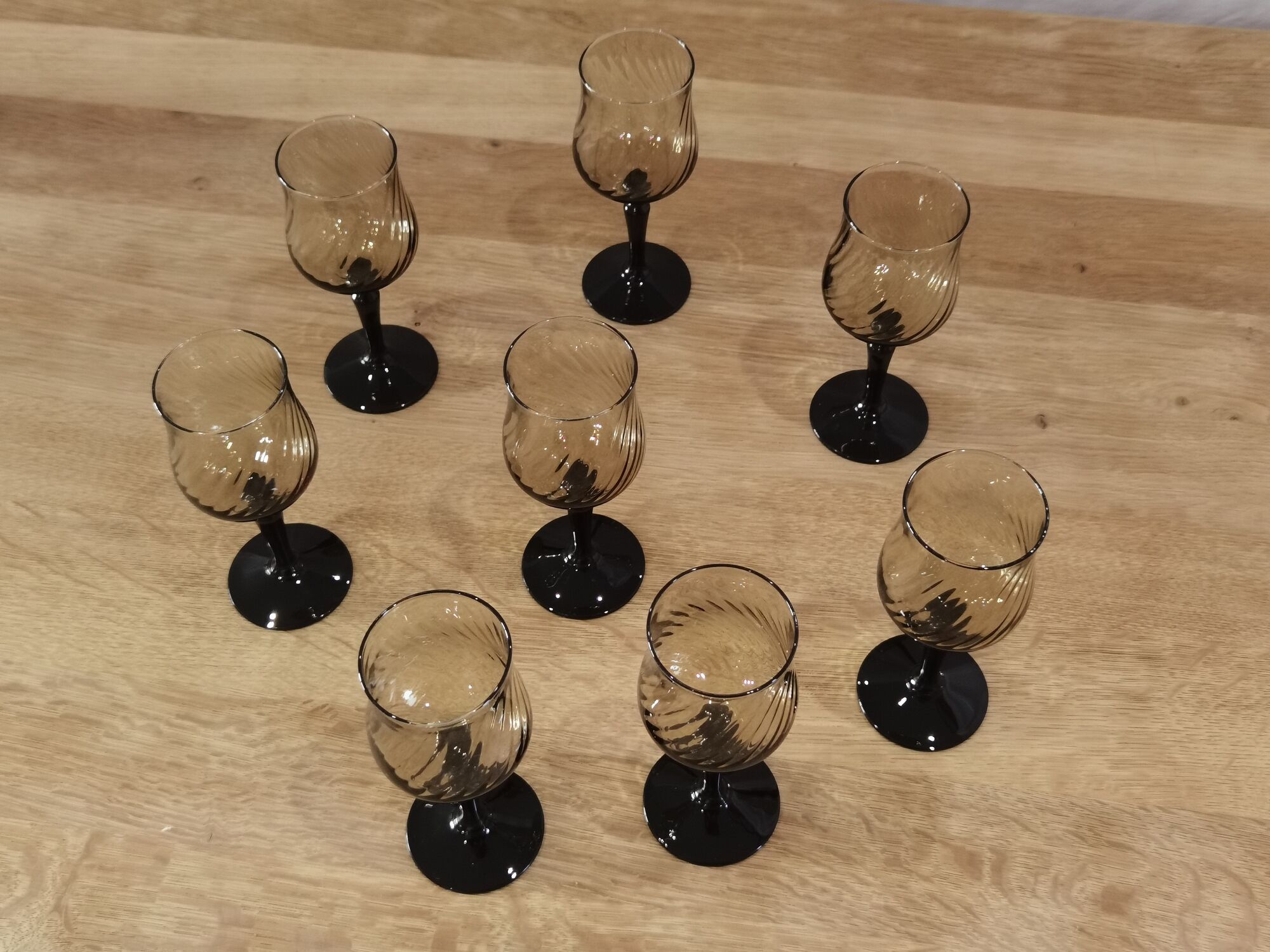 8 glasses of vintage black foot smoked wine Arcoroc