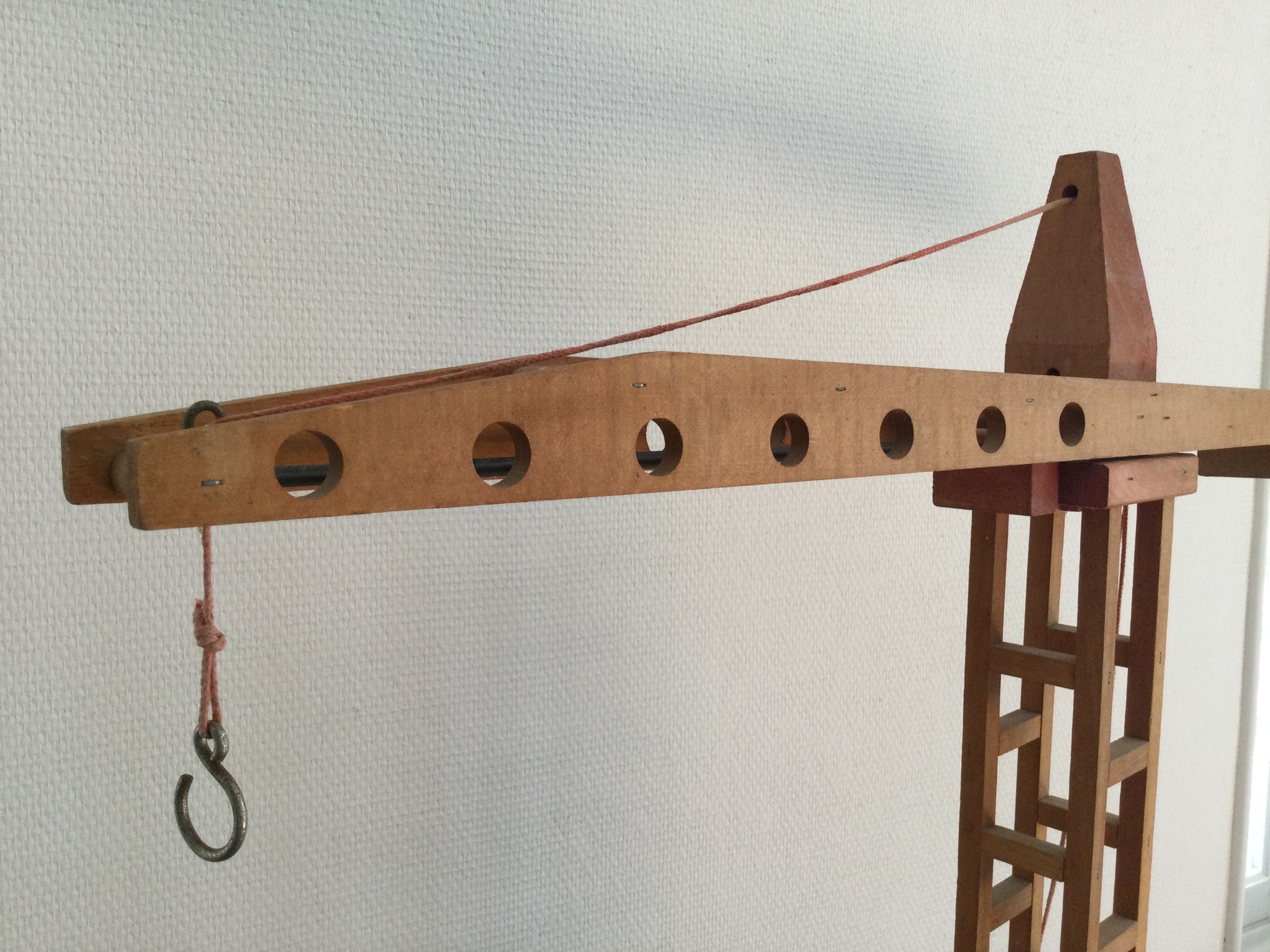 Ancienne grue en bois Dejou