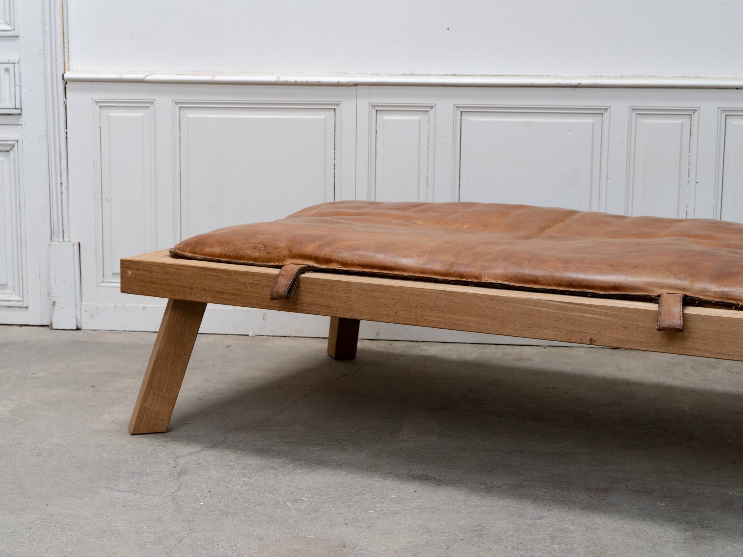 Daybed en cuir vintage et chêne 1950