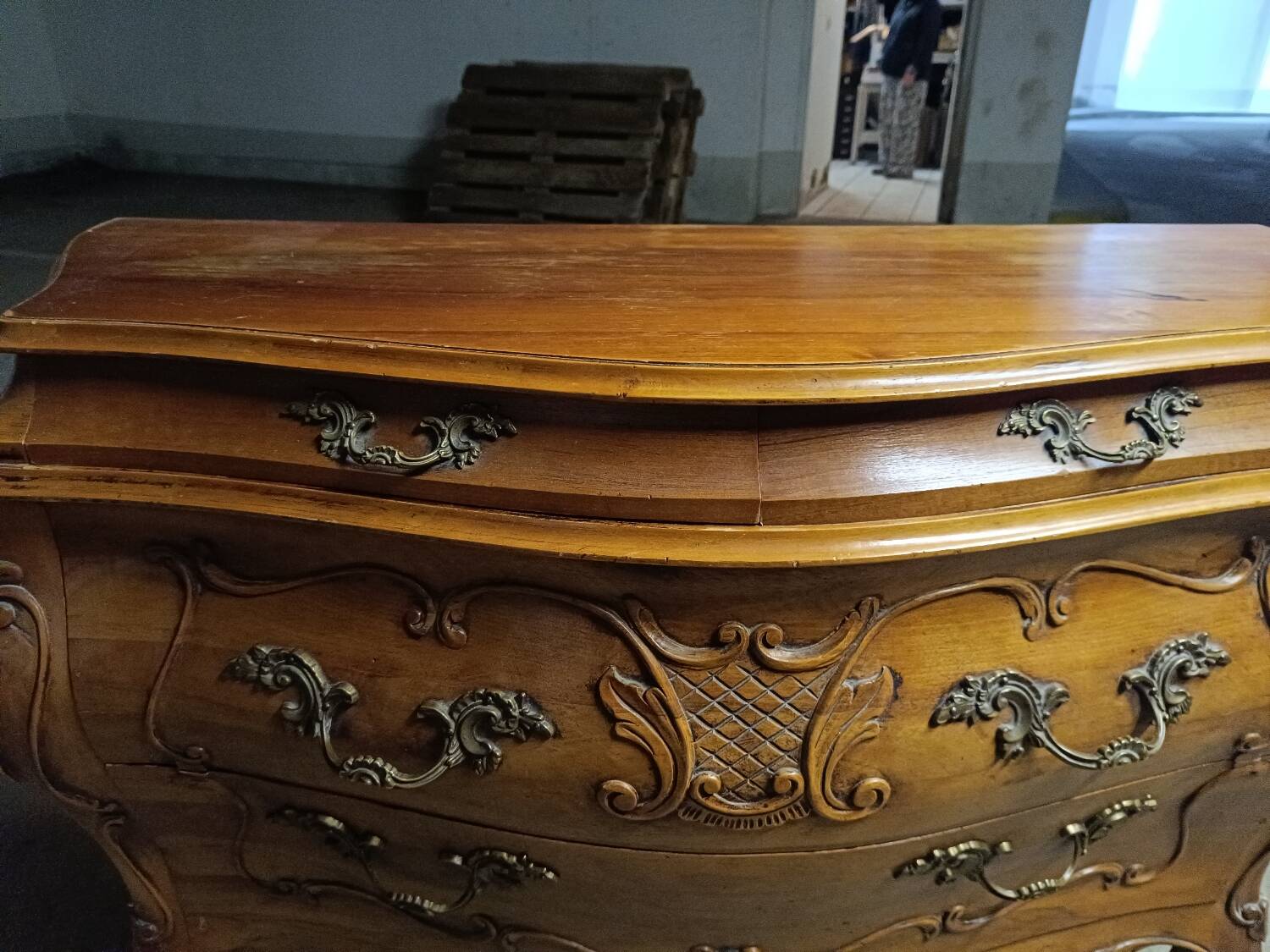 Bordeaux walnut chest of drawers