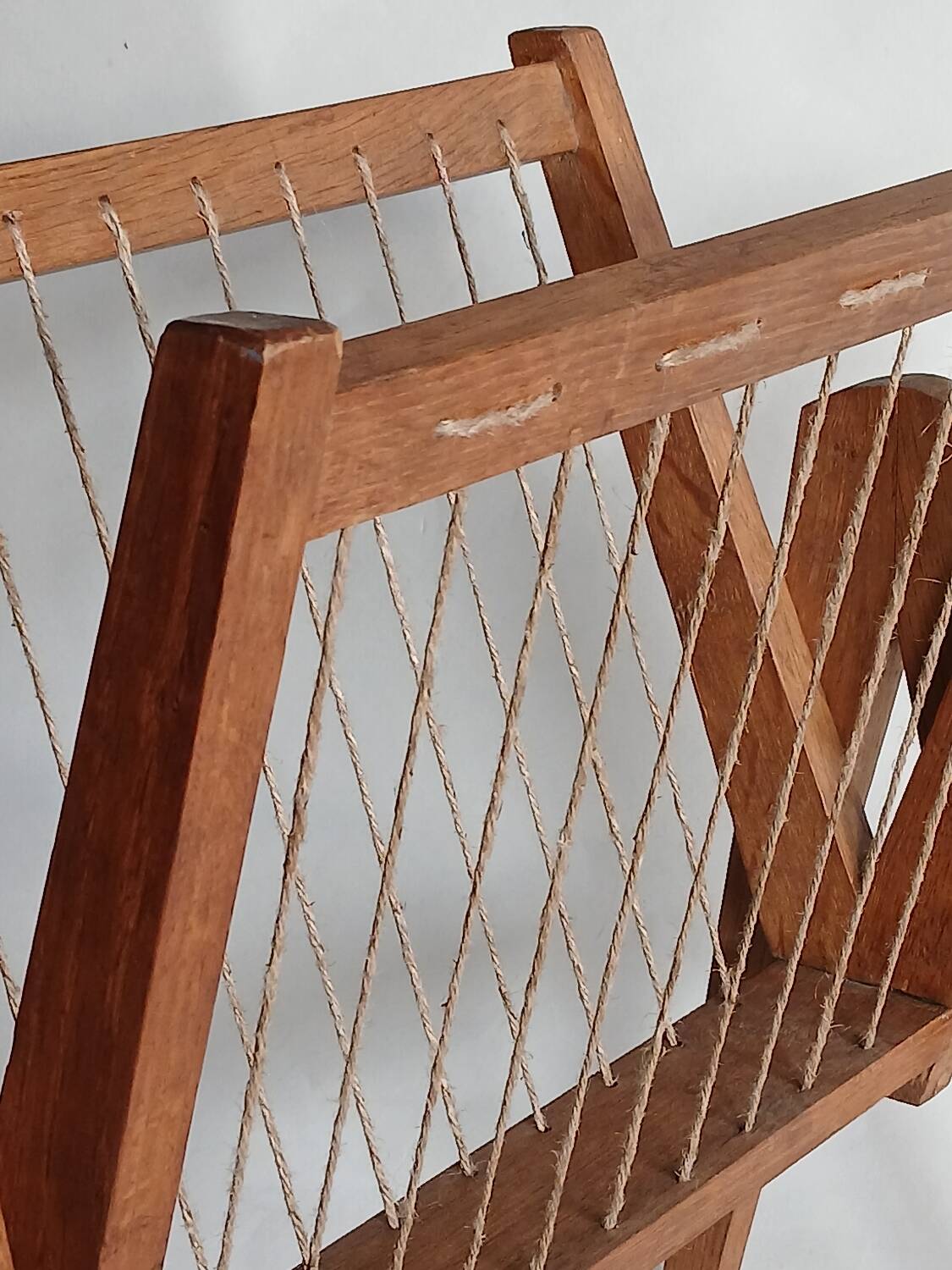 Magazine rack with compass legs in oak and rope, 1950s.