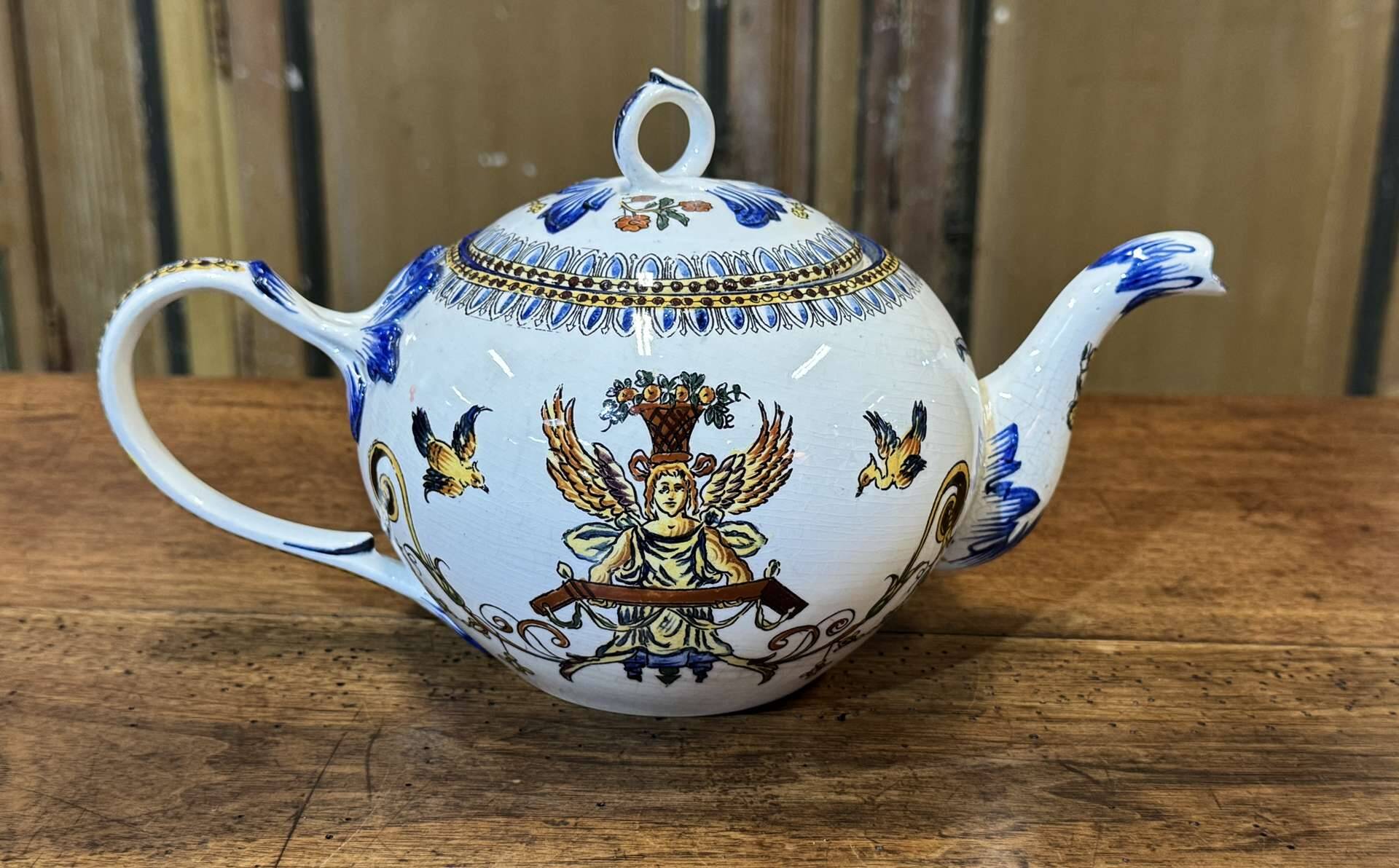 Tea and coffee service in Gien earthenware from the late 19th century with Renaissance decoration.